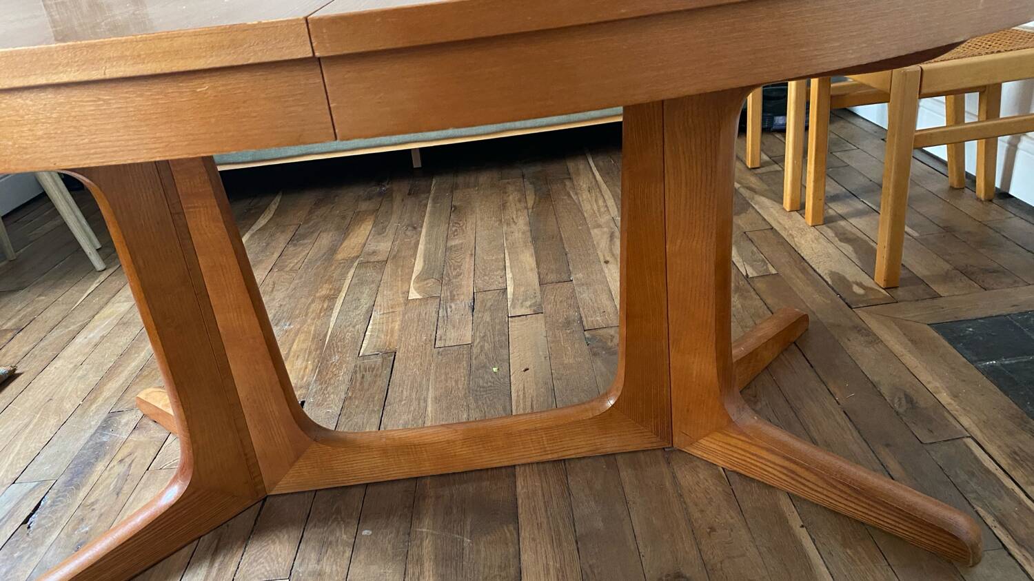 Designer table in solid elm