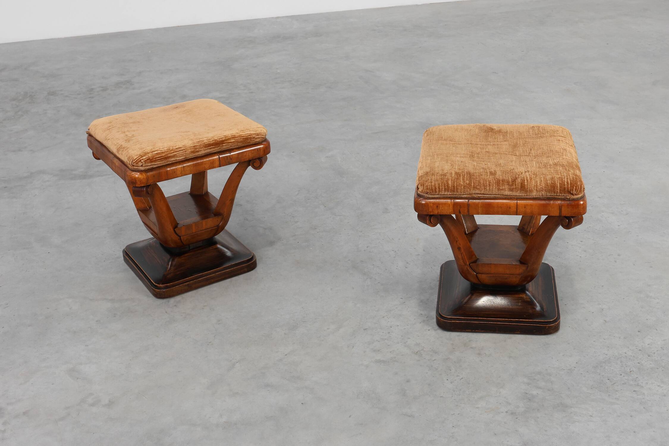 Paire de tabourets en noyer Art Déco avec tissu d'origine, Italie, 1920