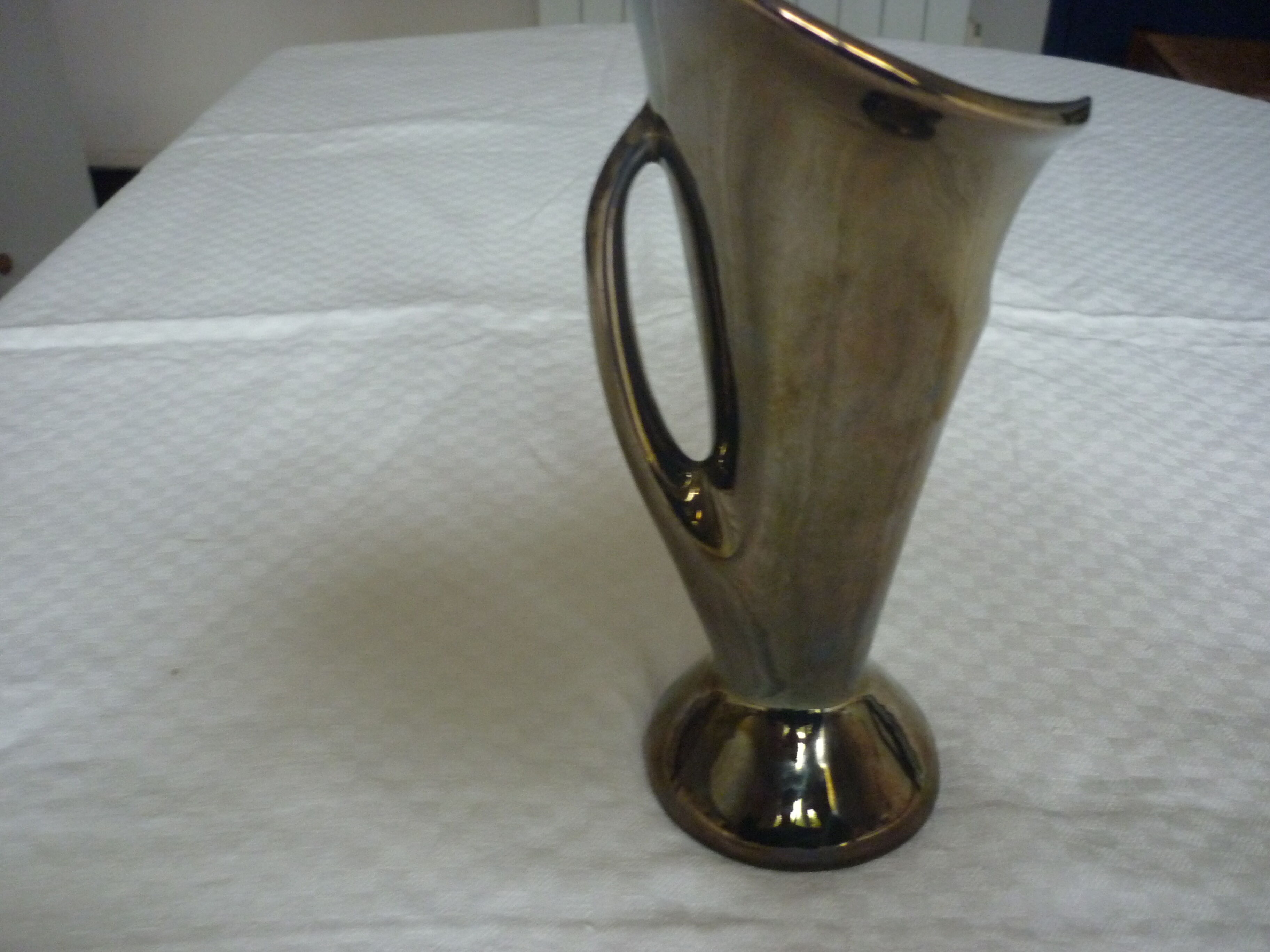 Vase en ceramique irisee marron avec anse