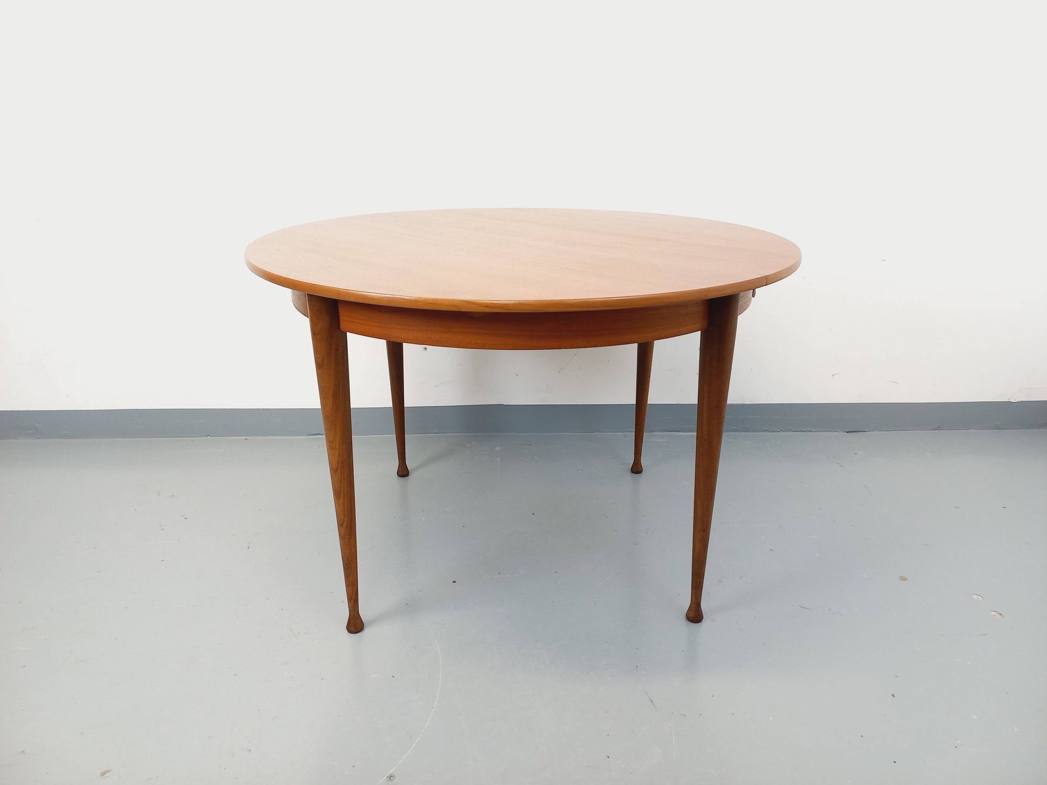 Round dining table in vintage Scandinavian style from the 50s and 60s in teak.