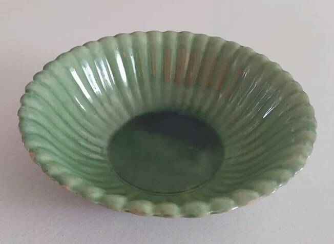 6 green flat plates from Terre è Provence + small salad bowl