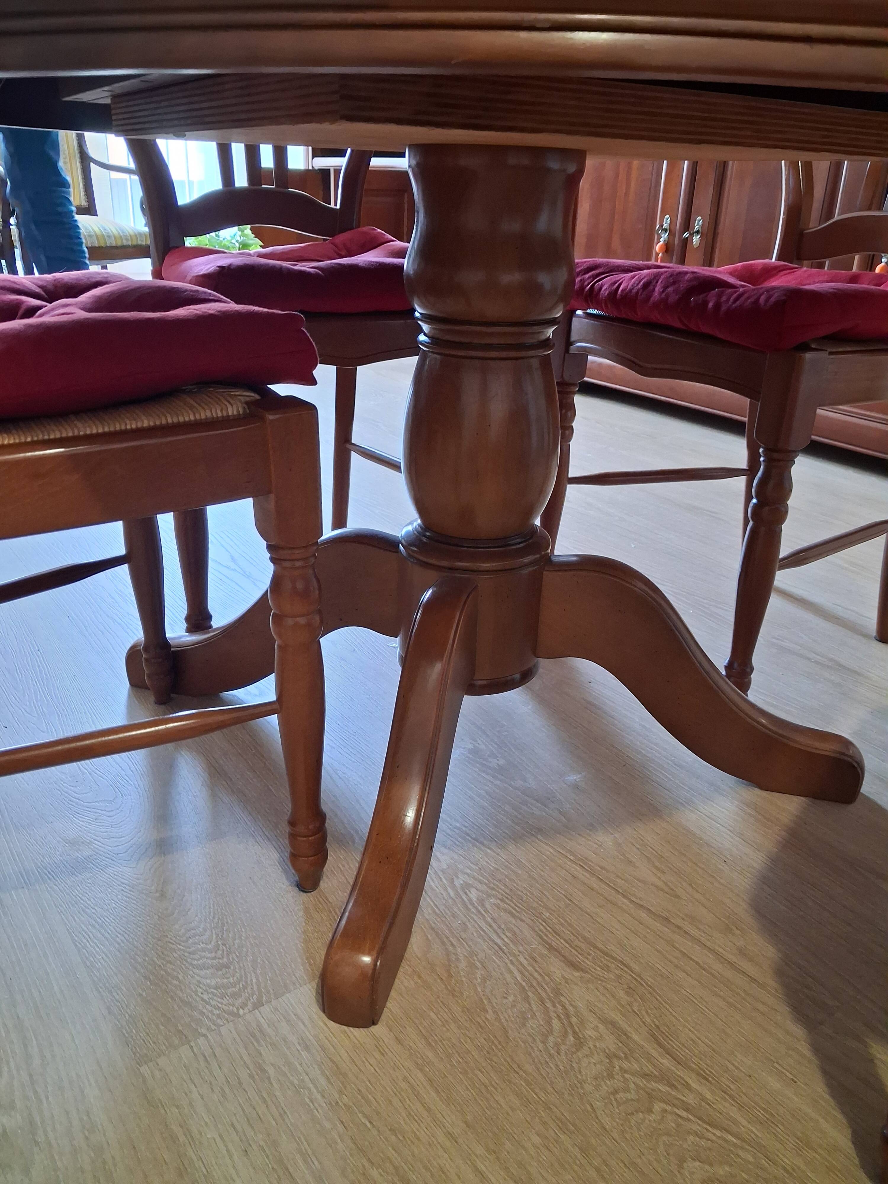 Round table in cherry wood