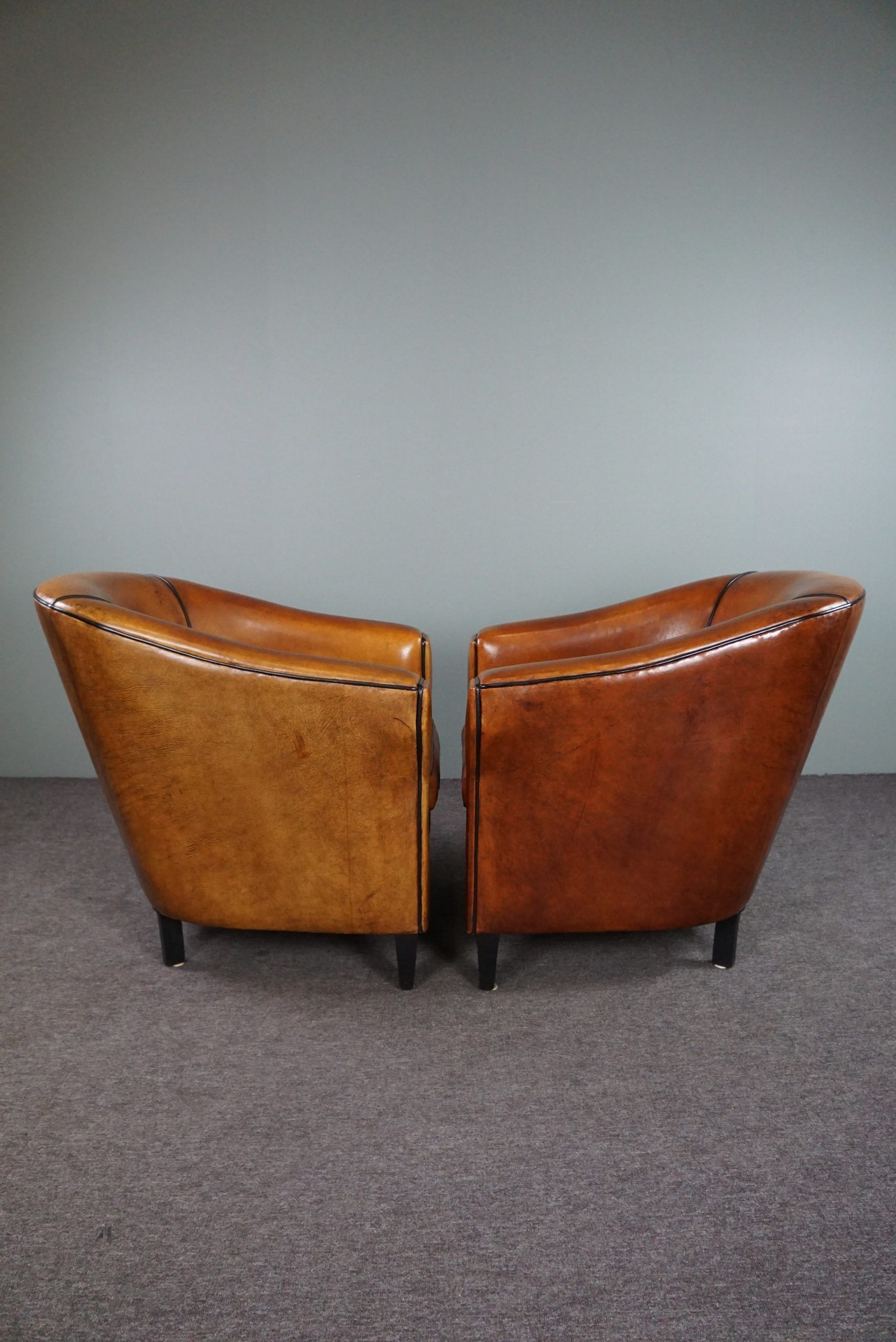 Set de 2 fauteuils Art Déco en cuir de mouton passepoil noir