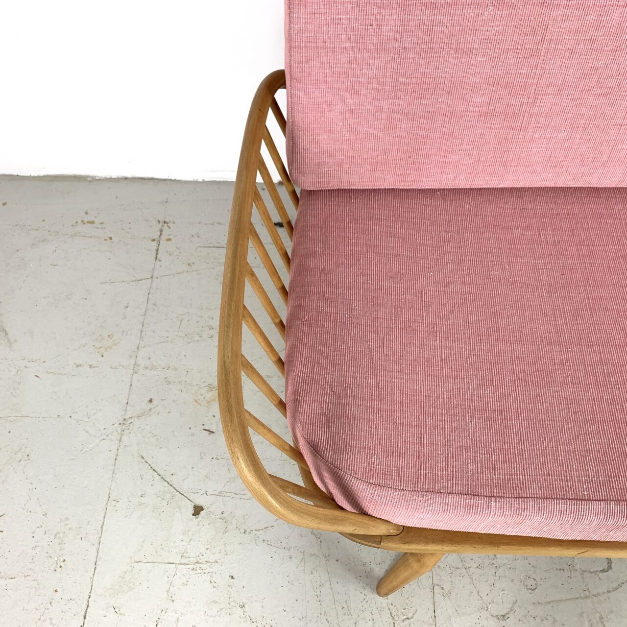 Vintage sofa ercol studio - blond and pink