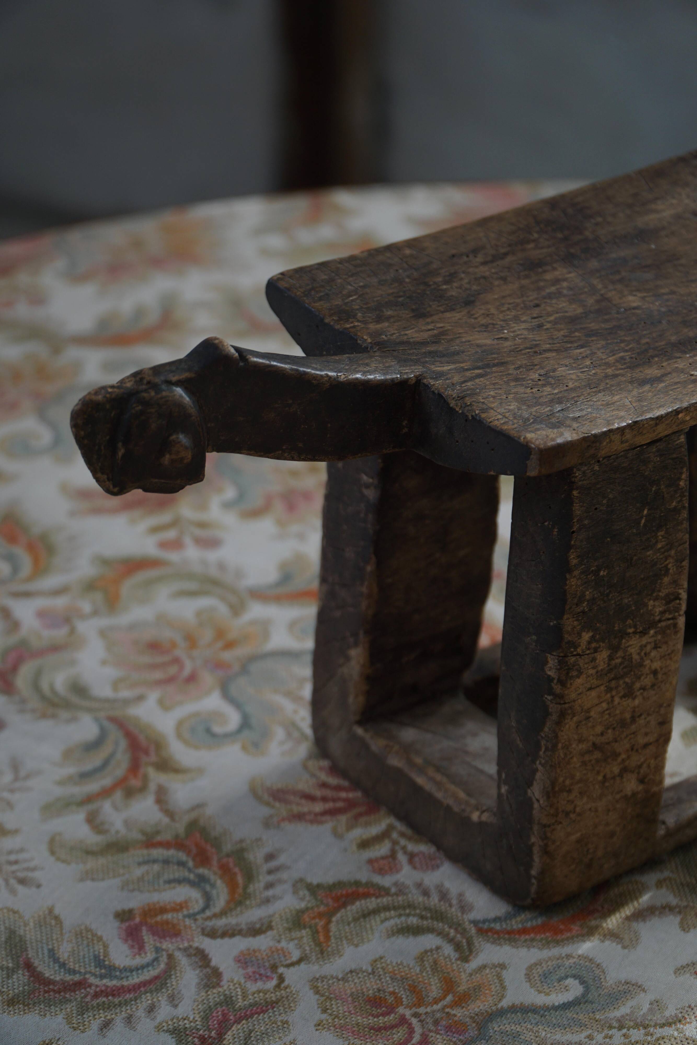 Lobi stool in carved wood from the early 20th century, Burkina Faso, Africa.