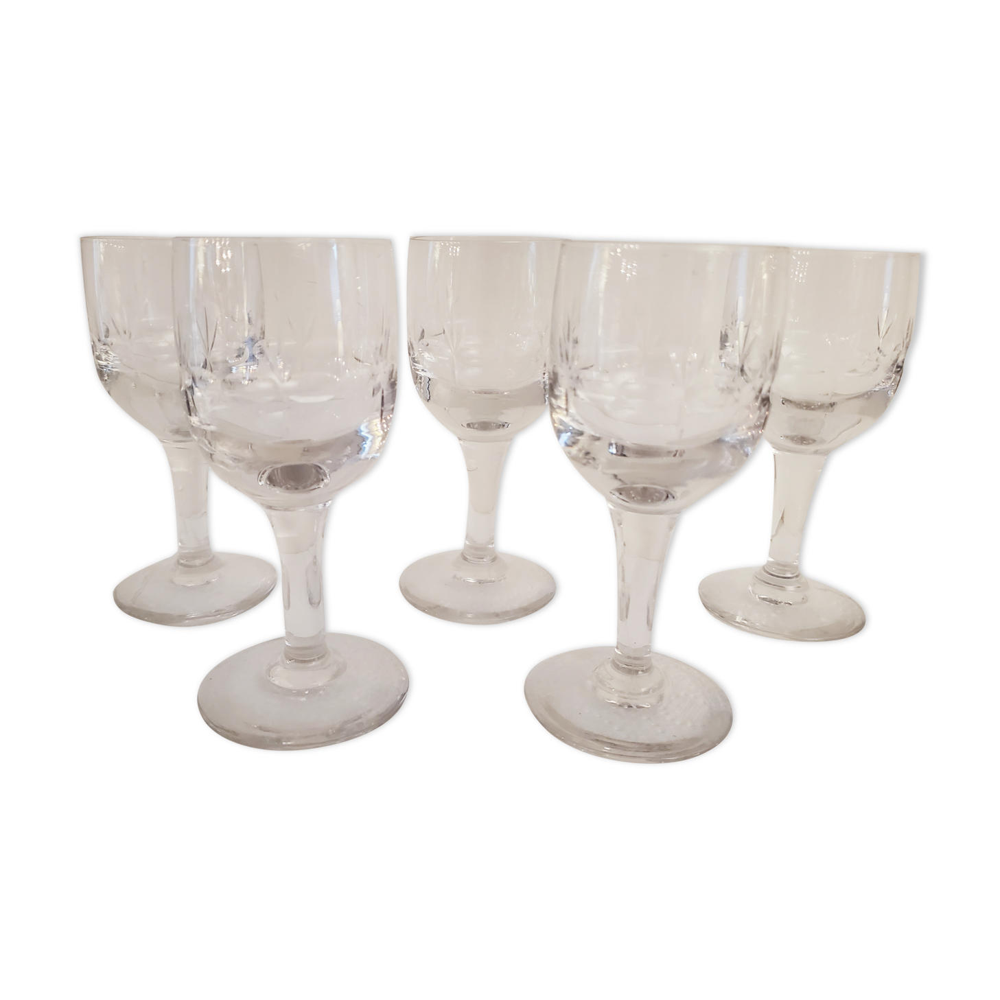 5 wine glasses in chiseled glass