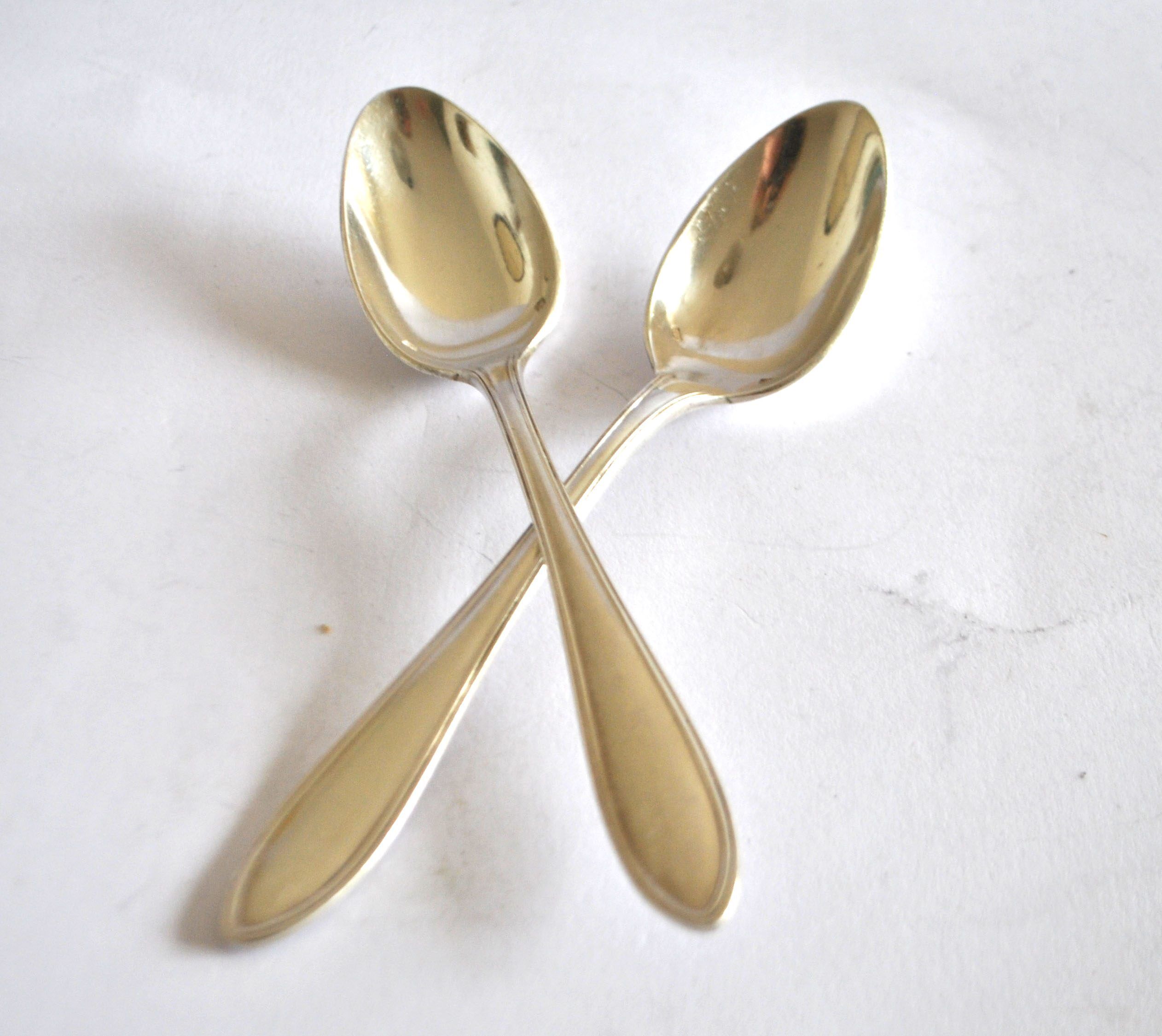 Set of 2 silver-plated teaspoons with a gold filigree design, 13.5 cm.