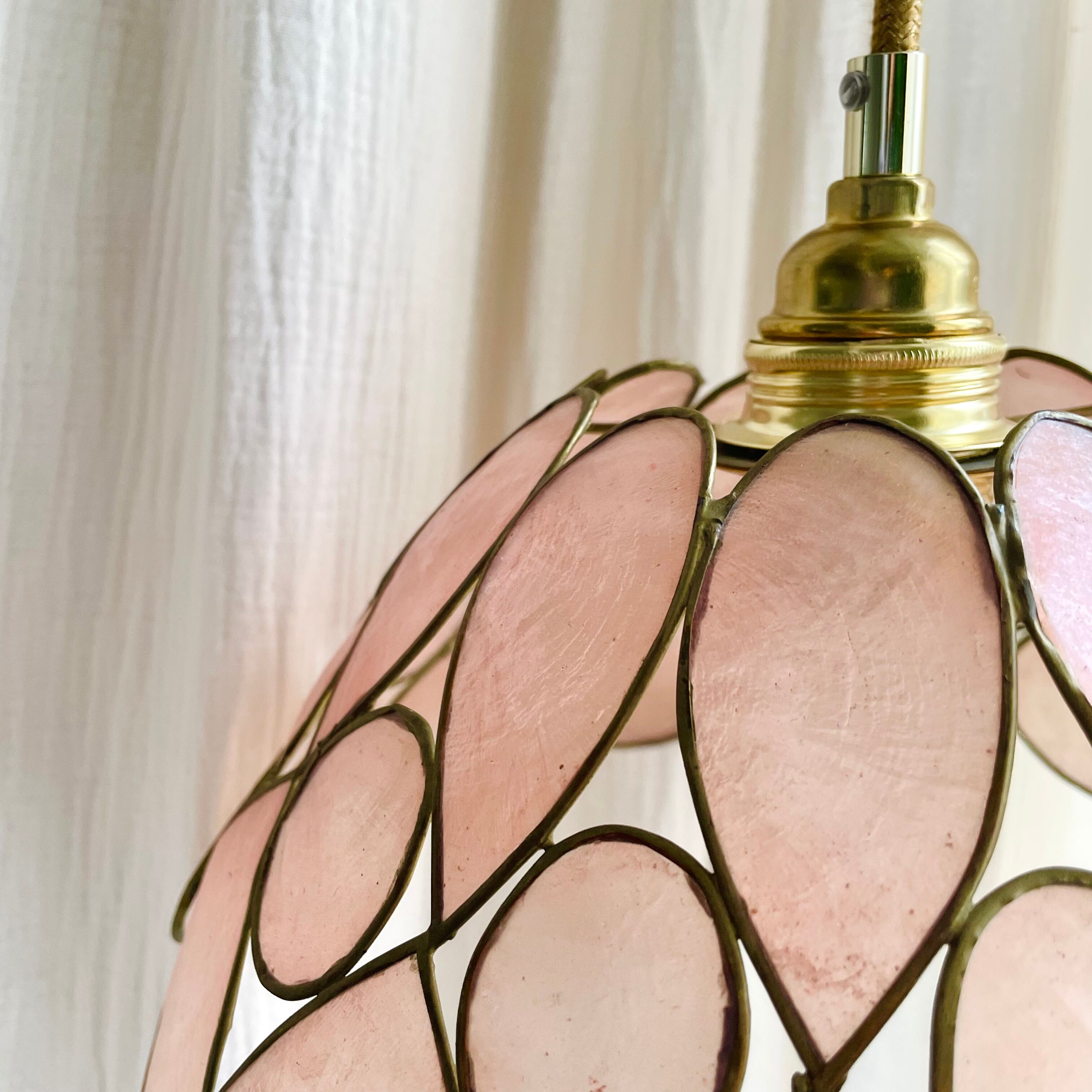 Pink mother-of-pearl suspension