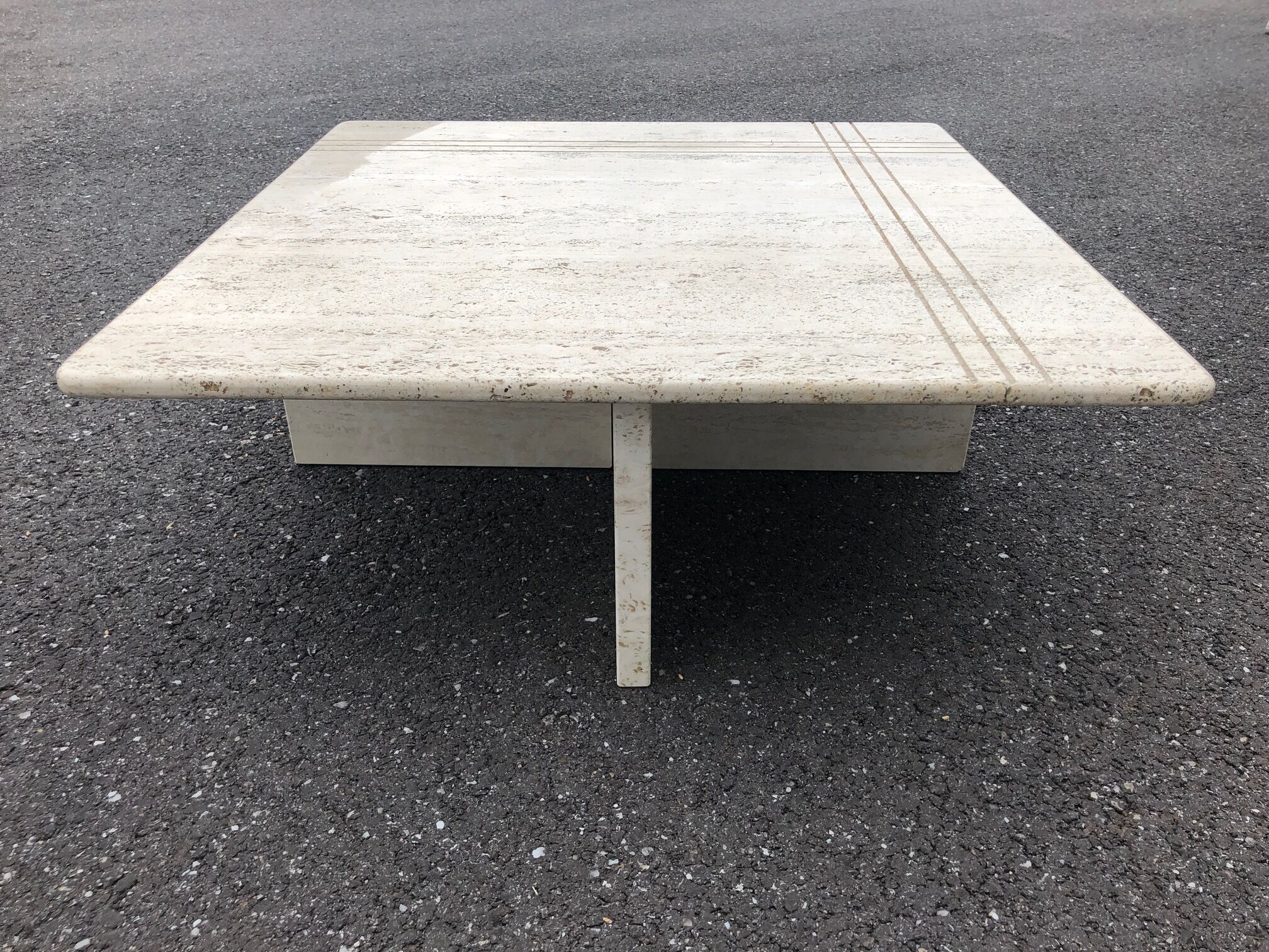 Square bass table in travertine