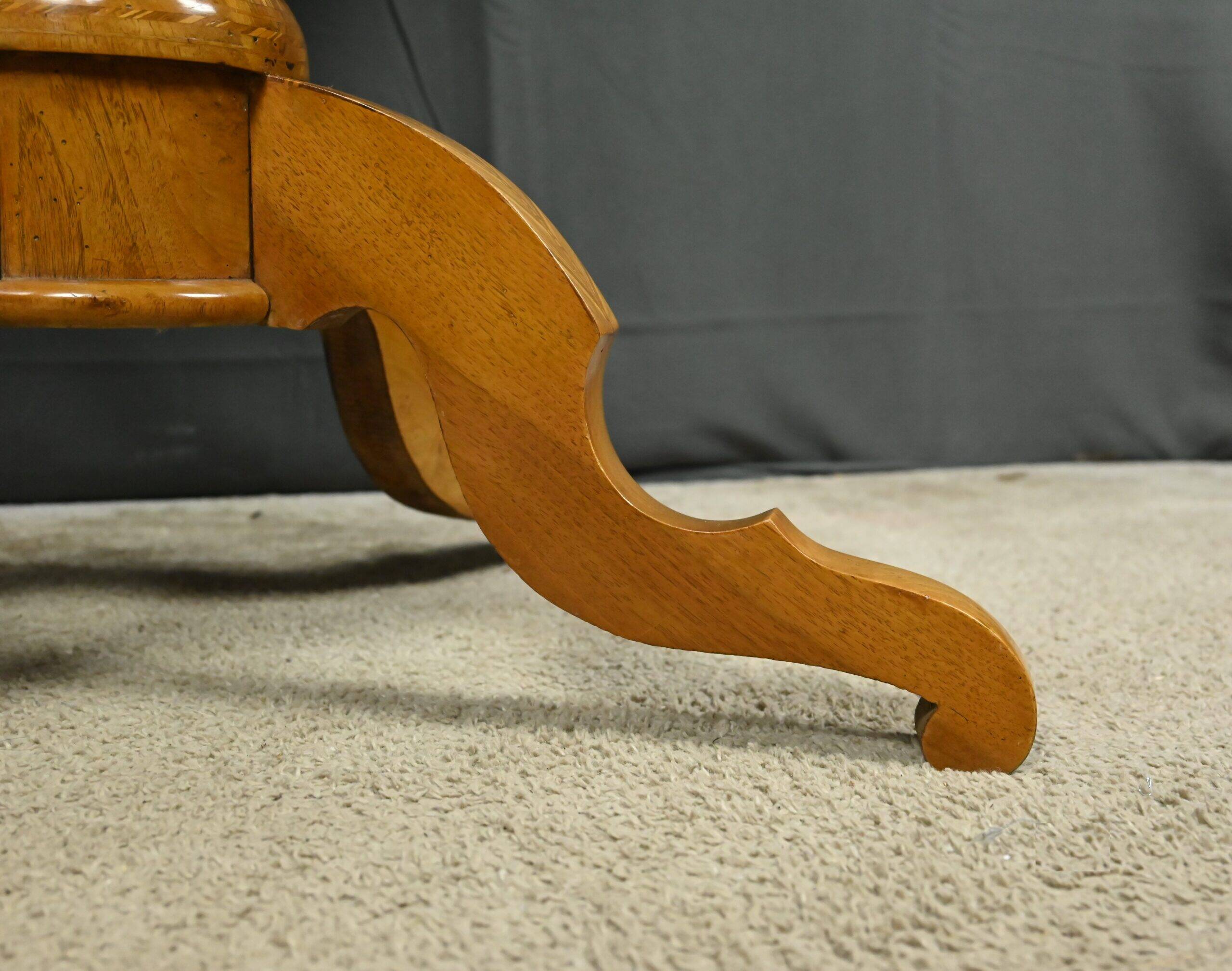Table de salon en merisier et noyer, style Restauration – fin XIXe