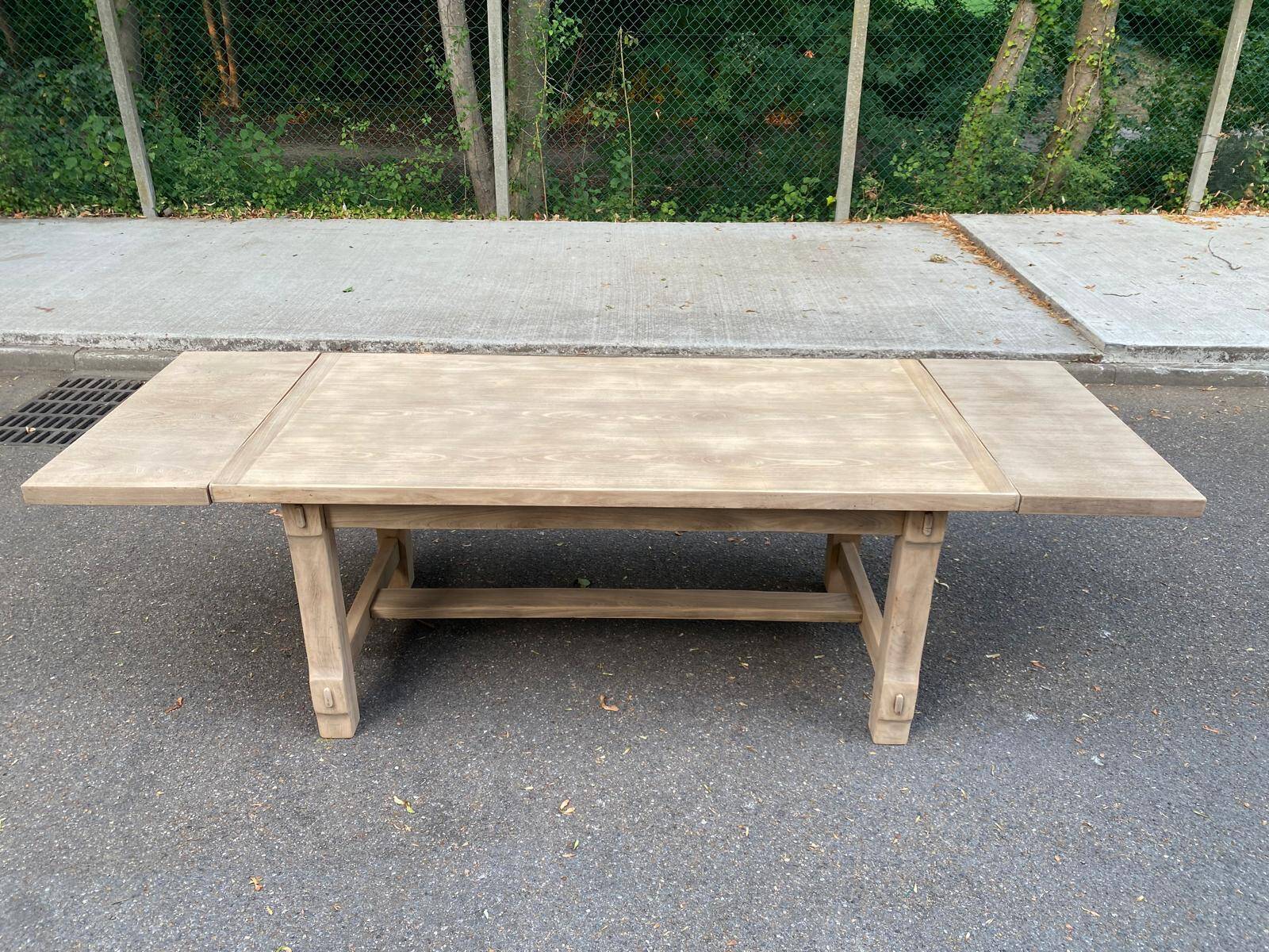 Extensible farmhouse dining table stripped in raw solid oak from the 1970s.