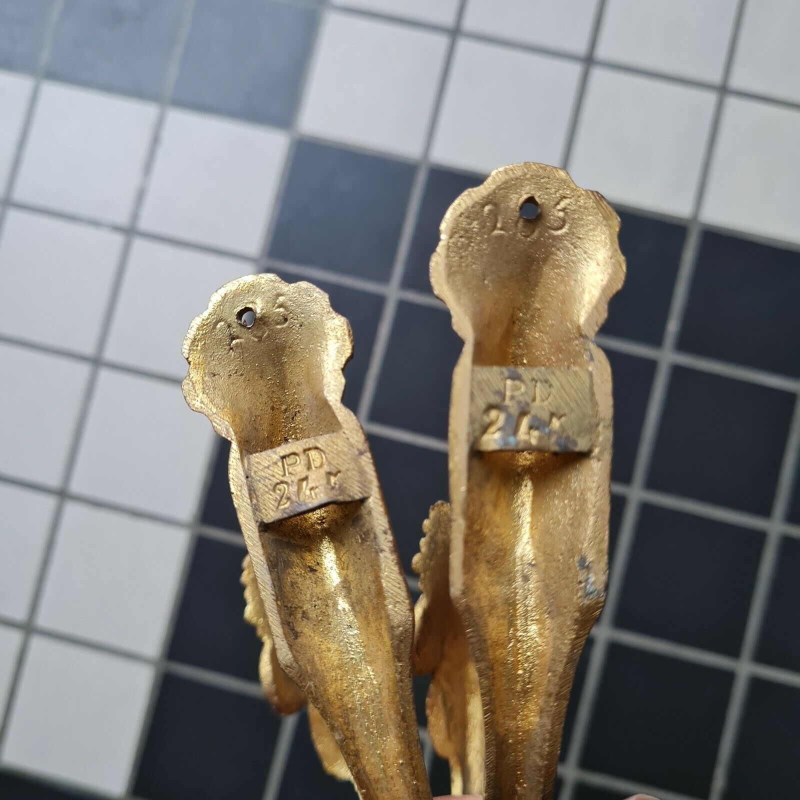 Pair of bronze kisses