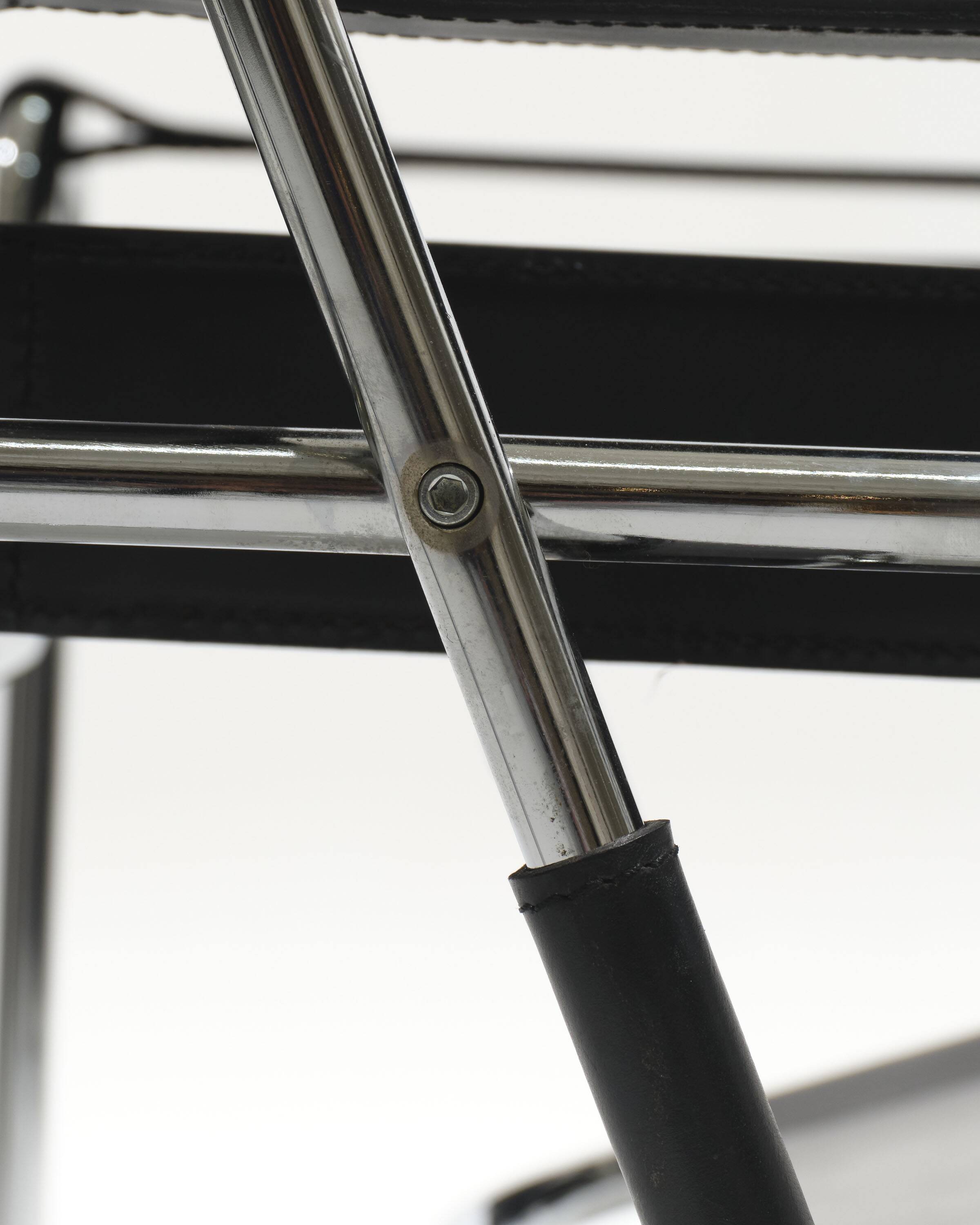 Wassily armchair in black leather, marcel breuer, 2000s