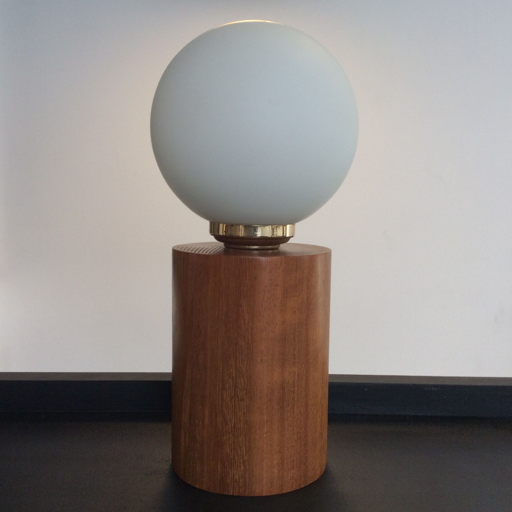 Lampe vintage en bois et globe boule en opaline