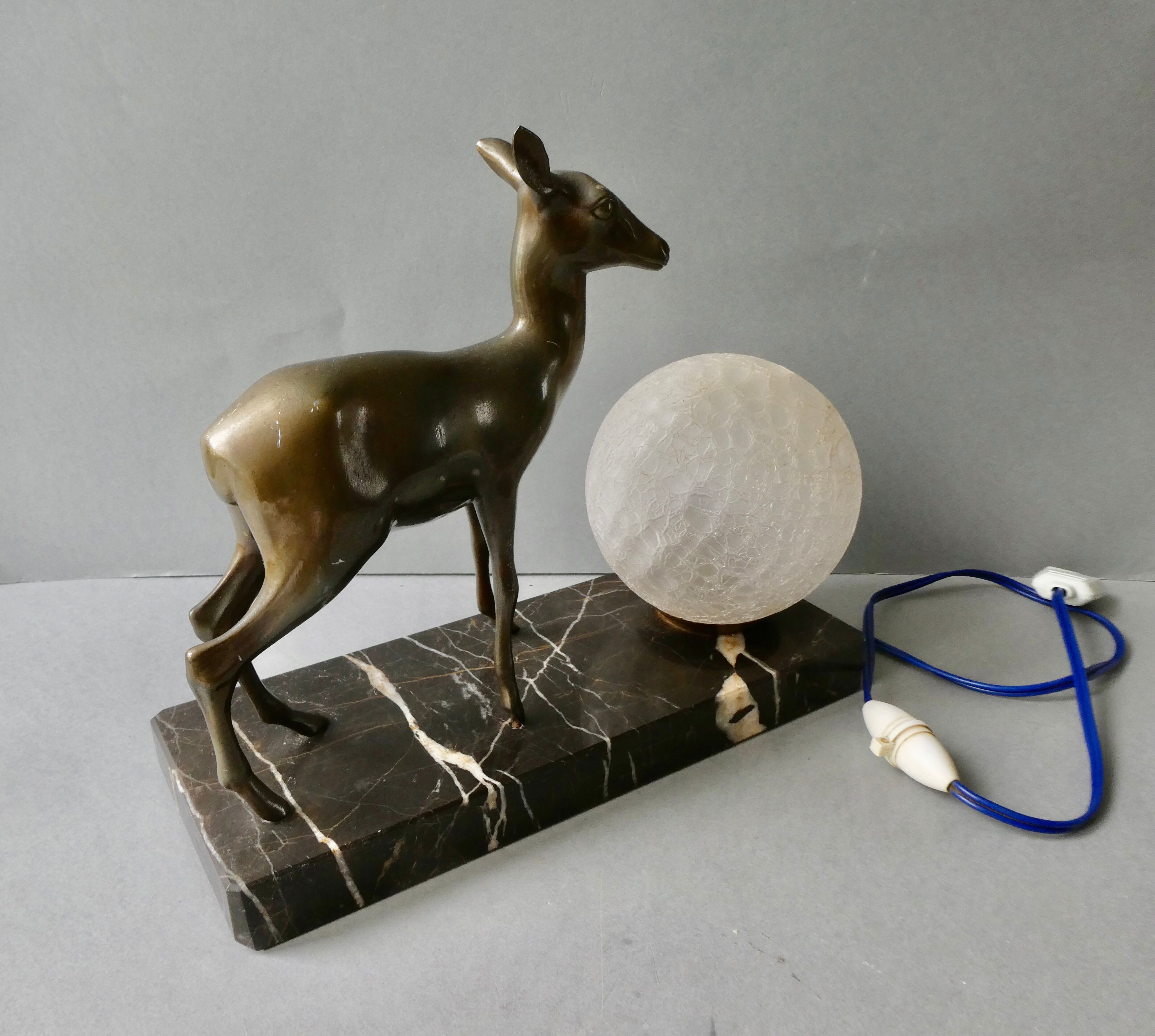 Lampe Art Deco avec une biche et son globe en verre d'origine