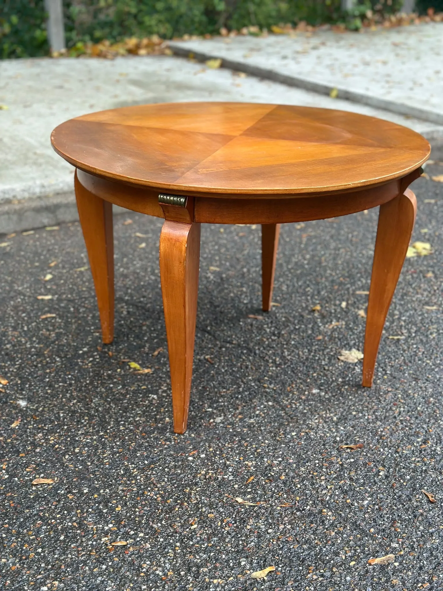 Vintage round coffee table Art Deco style — Light wood & saber legs 1940