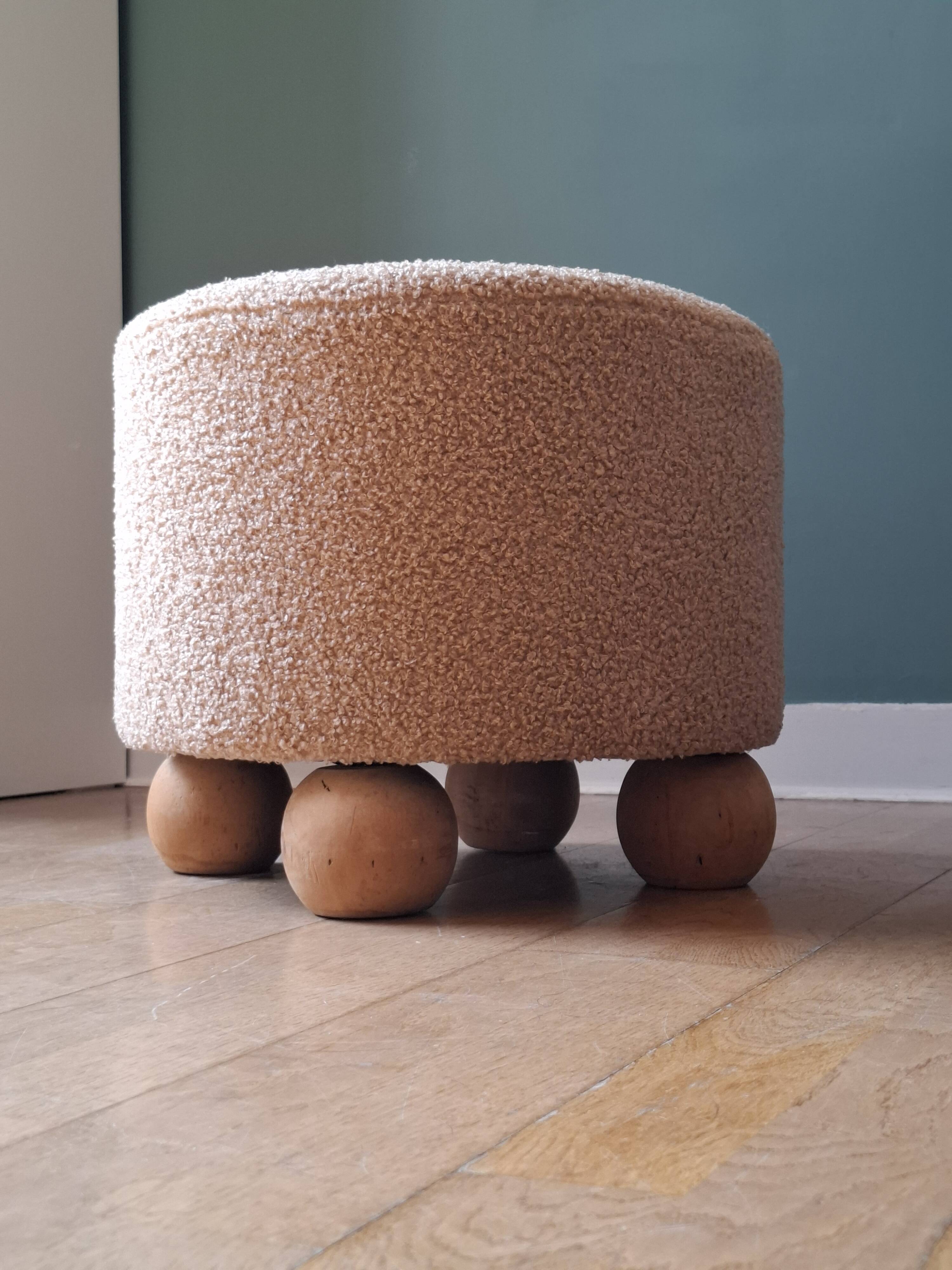 Pouf bouclettes pieds boules