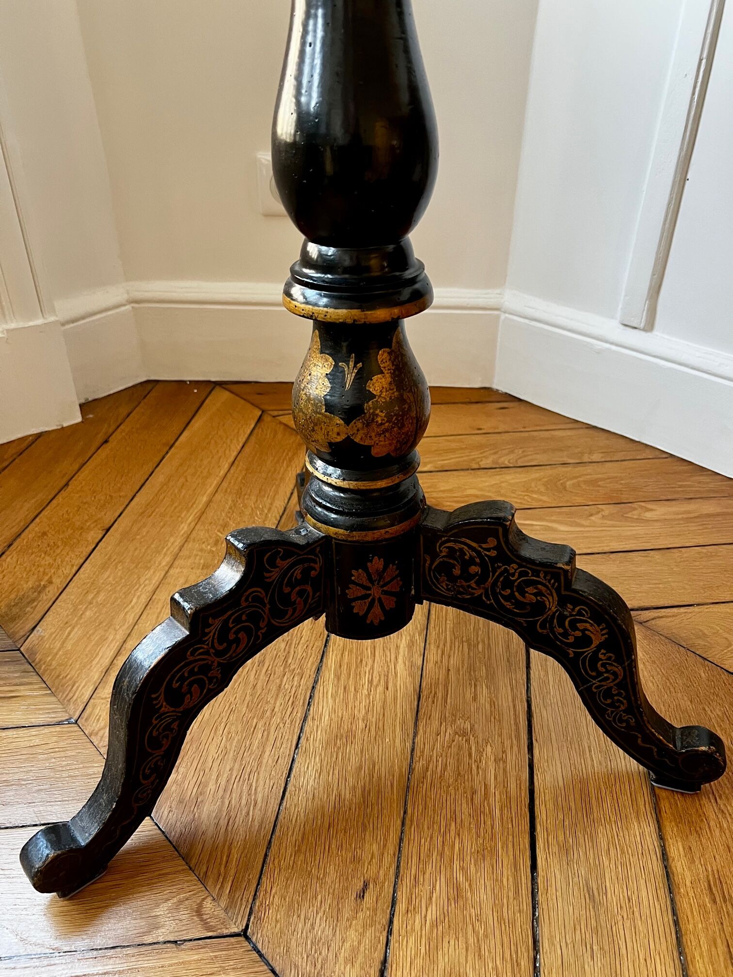 Gueridon bois laque noir Napoleon lll