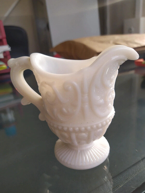 Pichet en opaline de foire