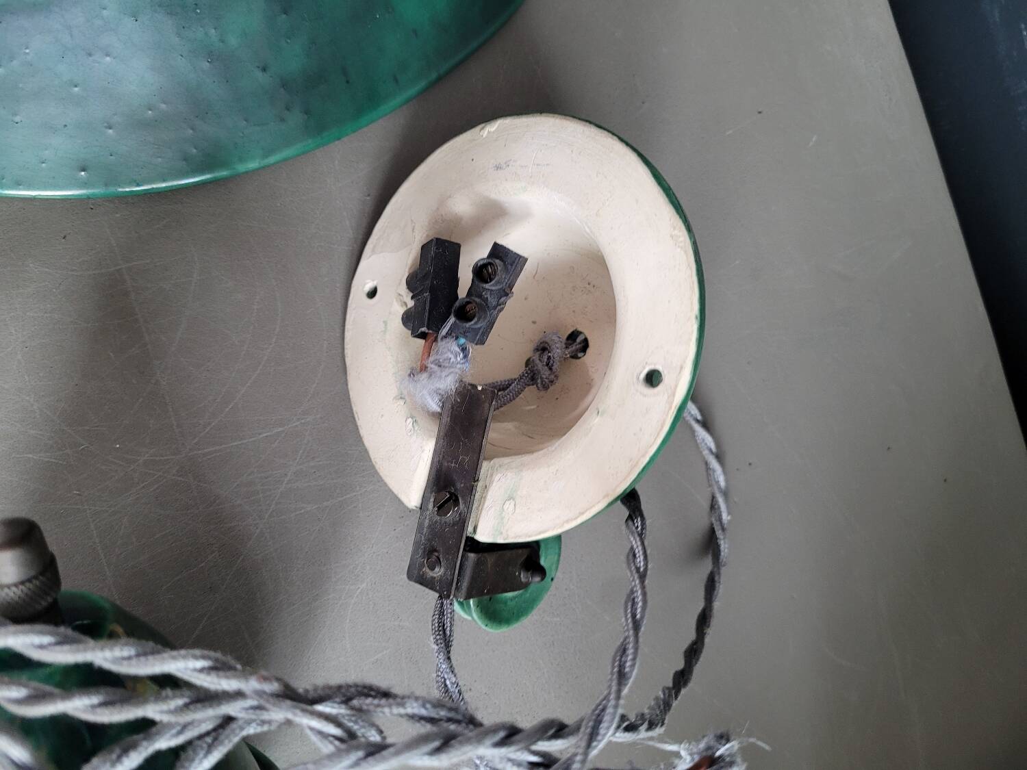Green glazed ceramic pulley suspension