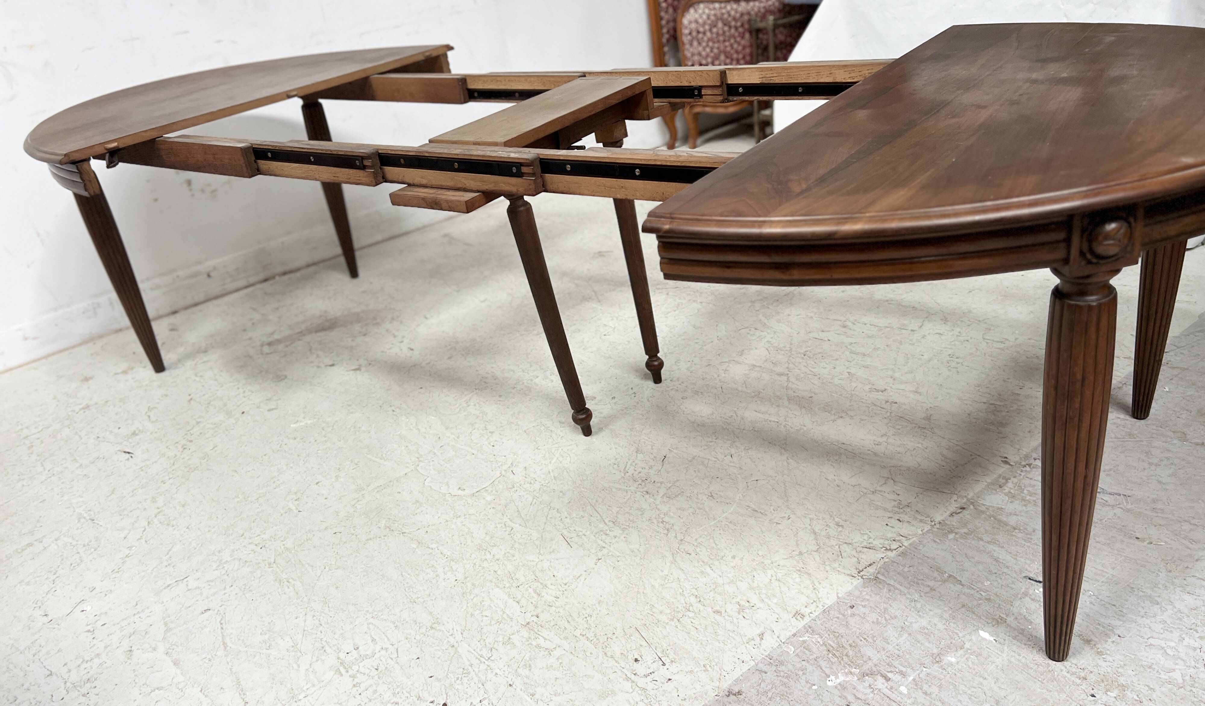Art Deco table and six chairs in solid walnut, 20th century.