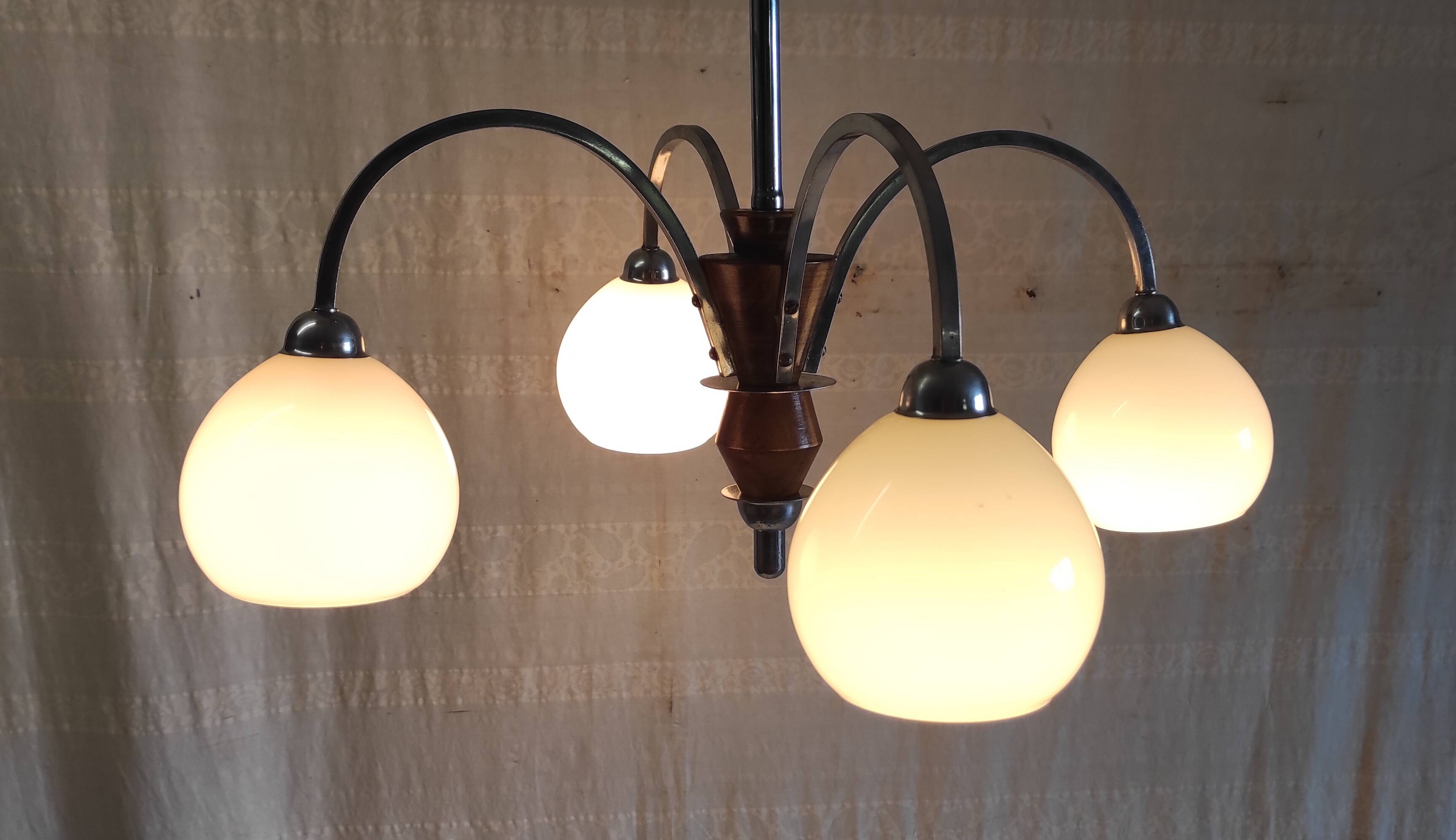 Art Deco chandelier with 4 lights in chrome metal and opaline globe - 1940s/50s
