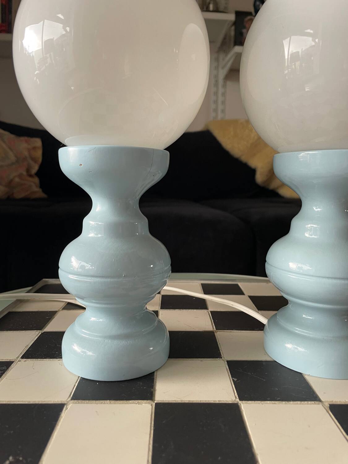 Lampe en bois italienne tournée et opaline années 1970