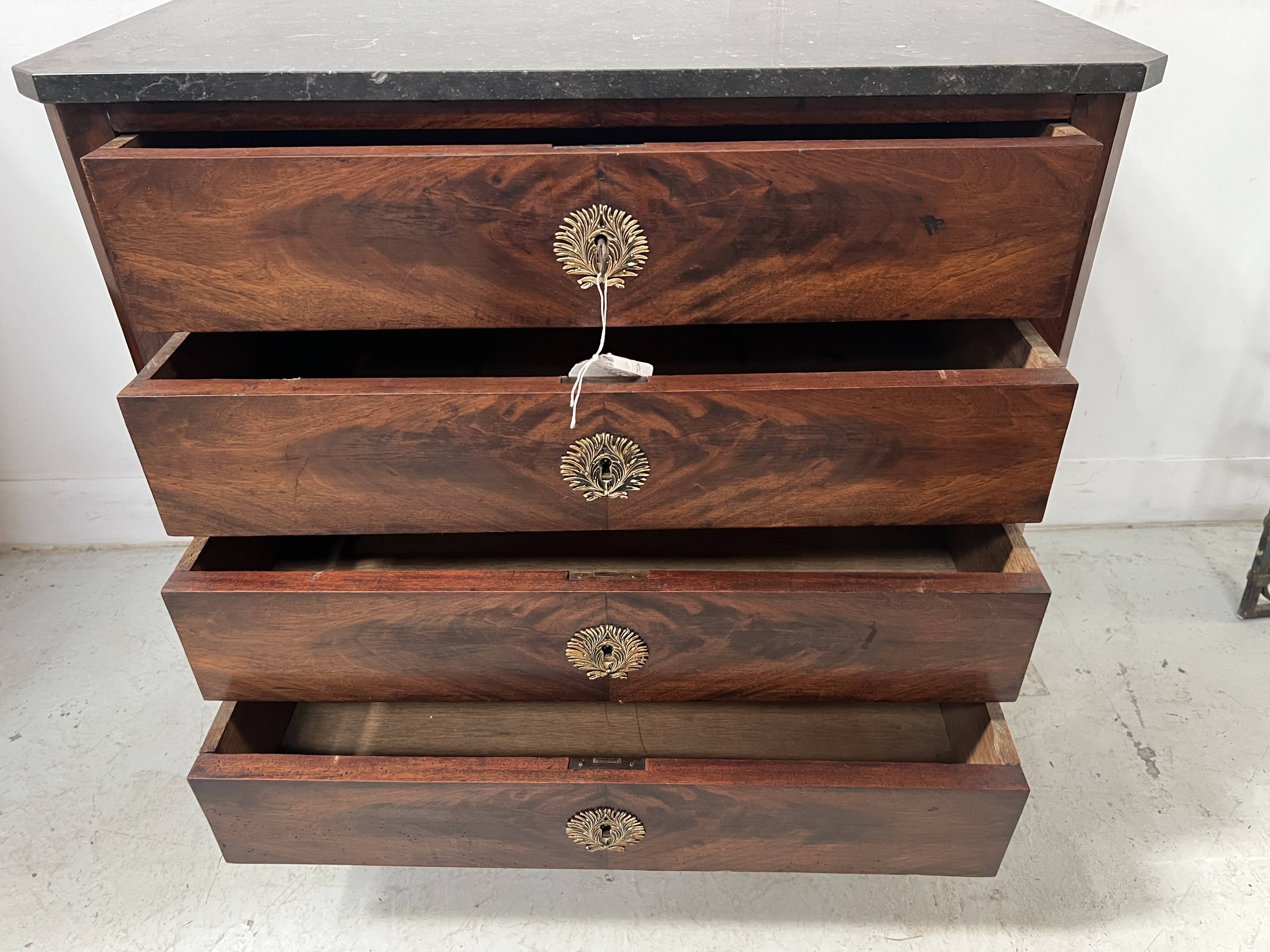 Commode en acajou de style Louis Philippe XIX siècle