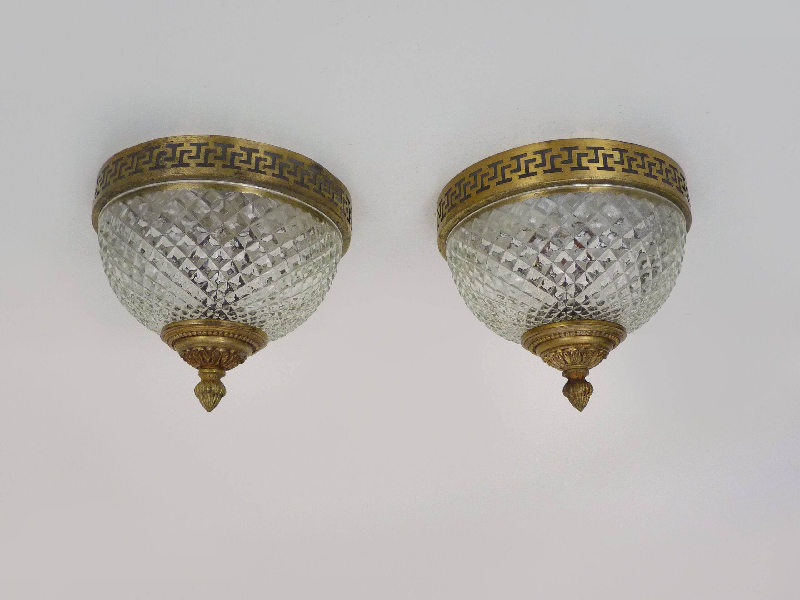 Paire d'appliques ou plafonnier de style victorien en laiton et verre diamant. Année 50 60