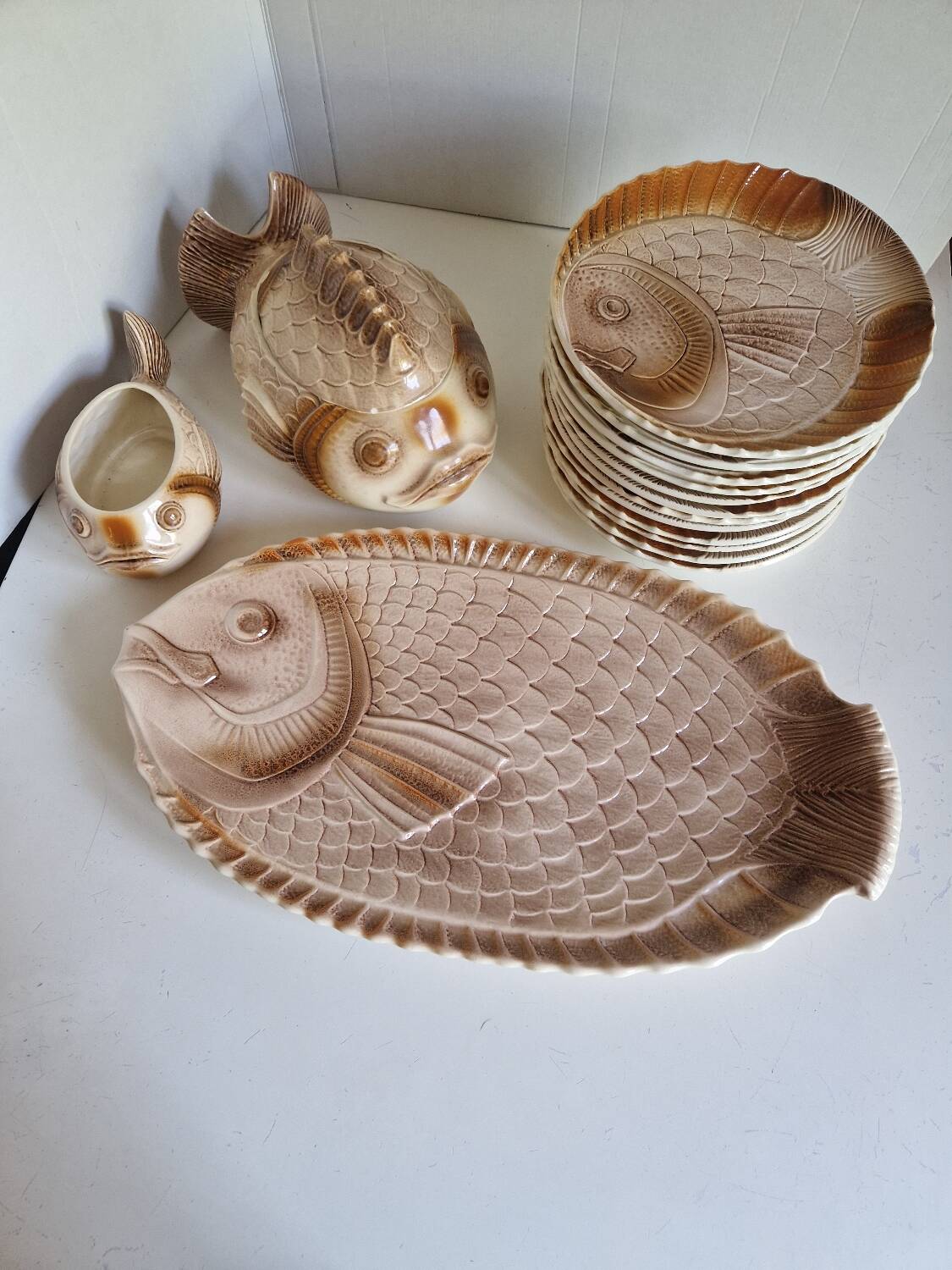 Many flat plates, dish, sauce boat, vegetable dish.