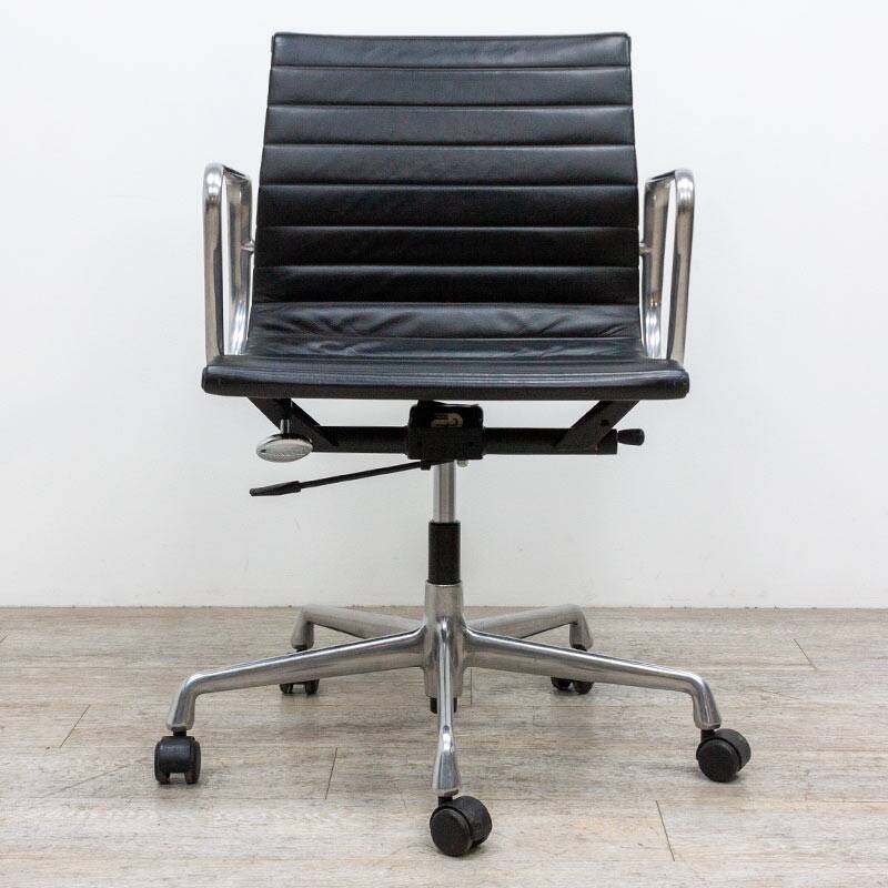 Vitra EA118 armchair in black leather