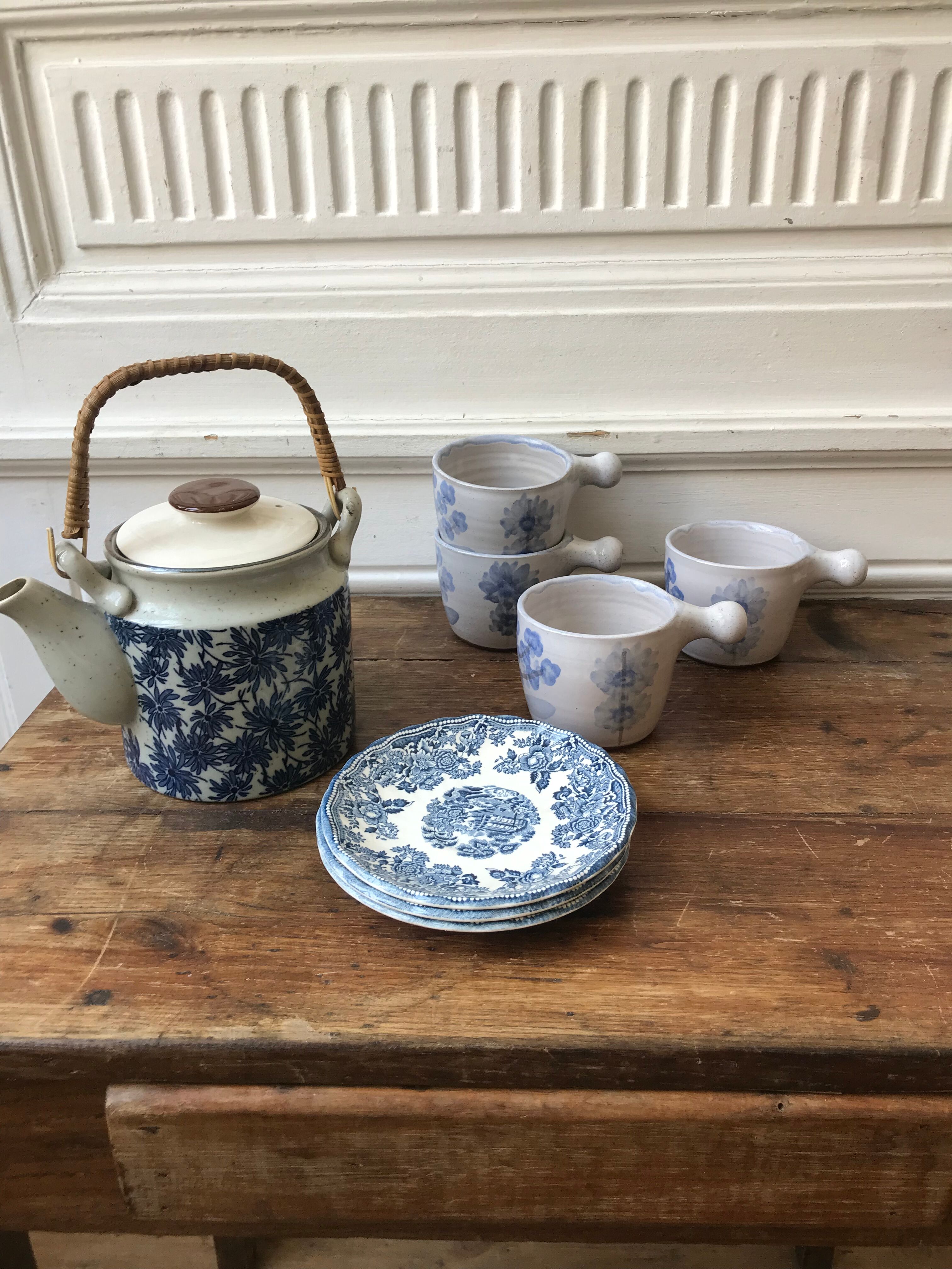 Set of 4 vintage cups