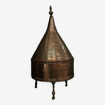Oriental tagine in copper or brass with its 20th century engraved lid