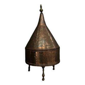 Oriental tagine in copper or brass with its 20th century engraved lid