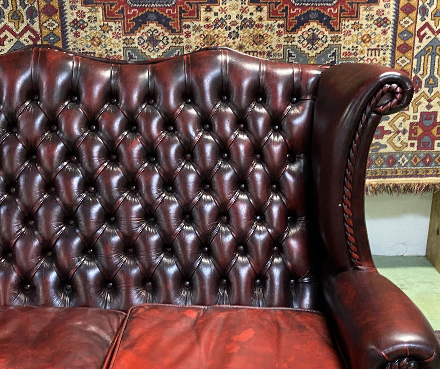Chesterfield 2-seater leather-eared sofa from the 80s