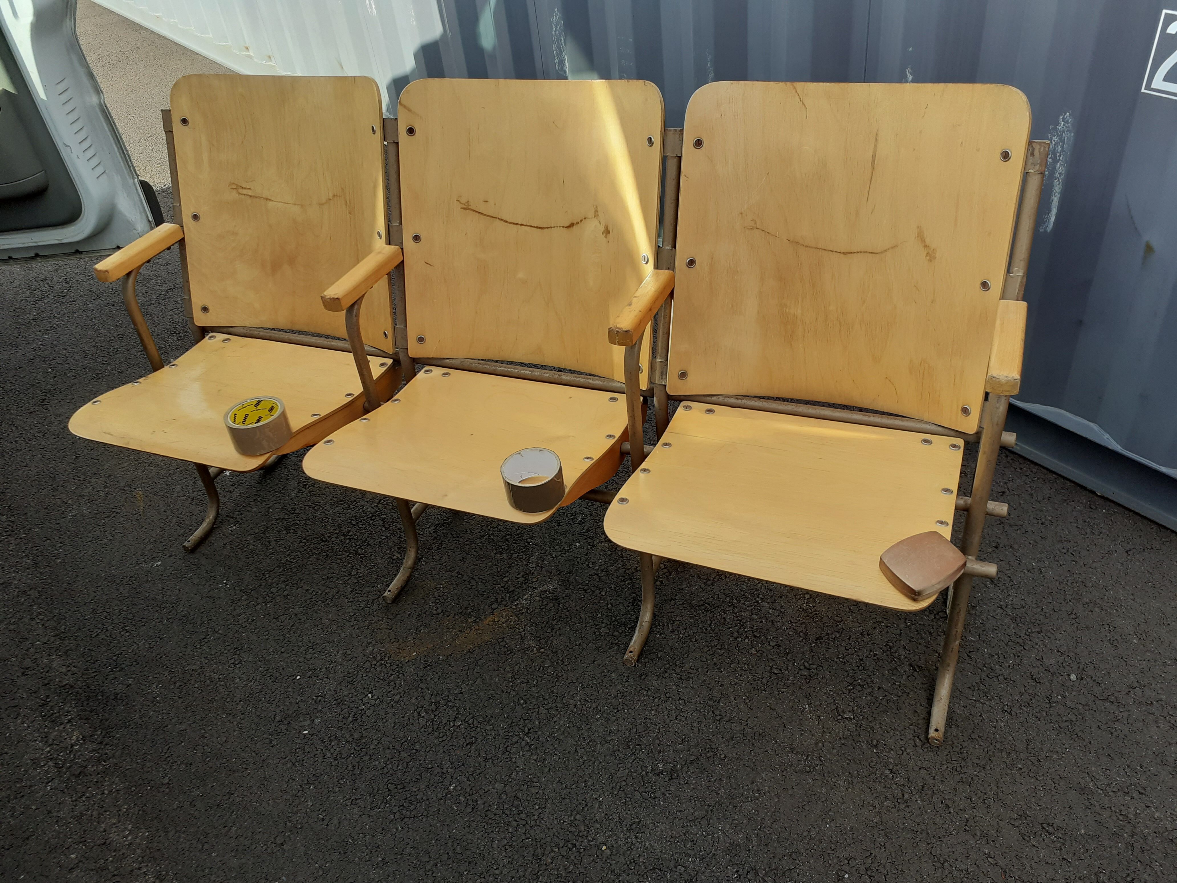 Wheelchair cinema theatre strapontin