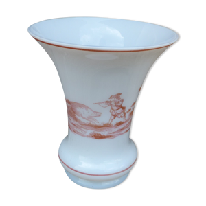 Vase en opaline motifs en grisaille