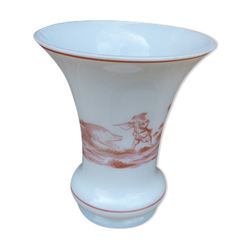 Vase en opaline motifs en grisaille rouge Chasse au Sanglier