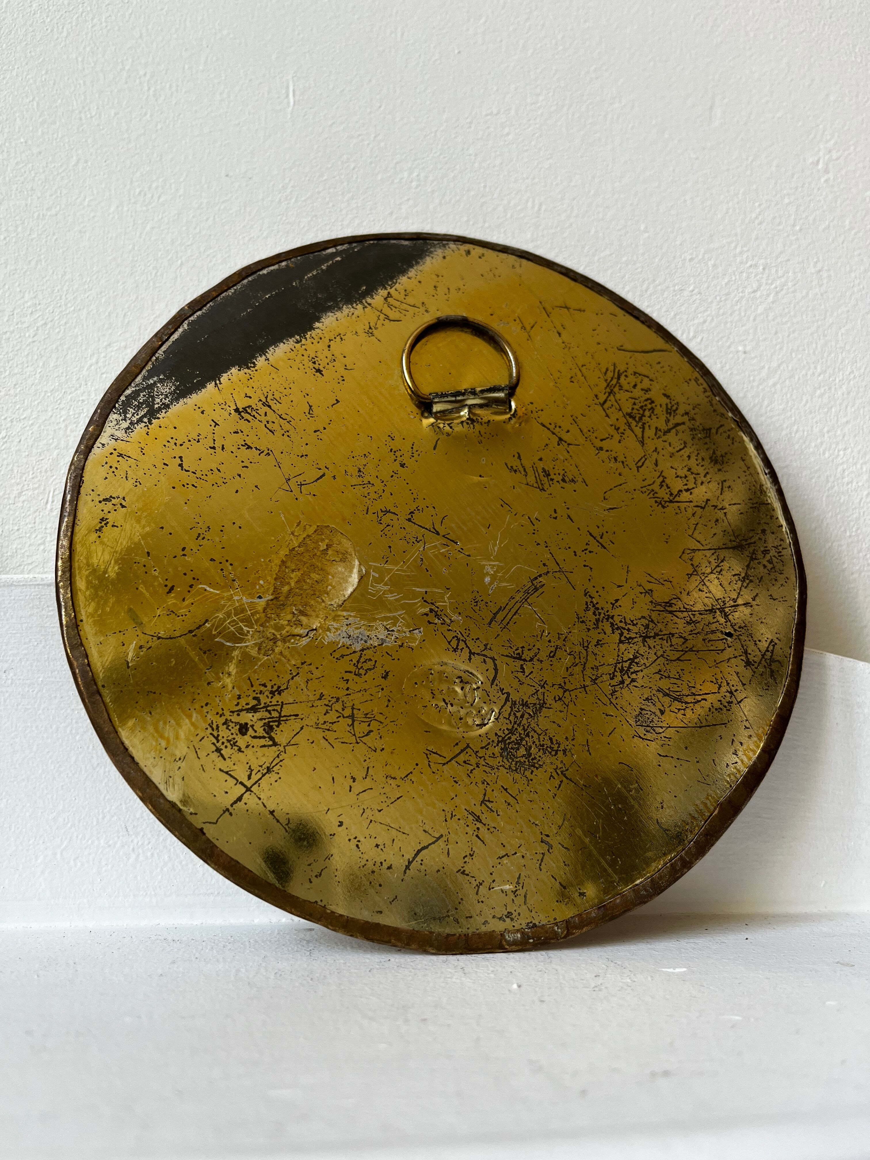 Round mirrors strapping in vintage gilded brass