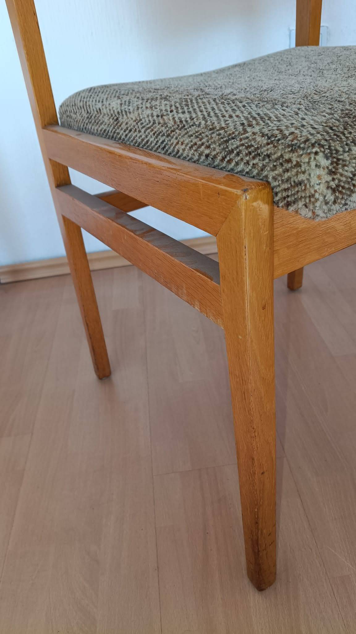 4 Scandinavian chairs in wood and patterned fabric, 1960s.