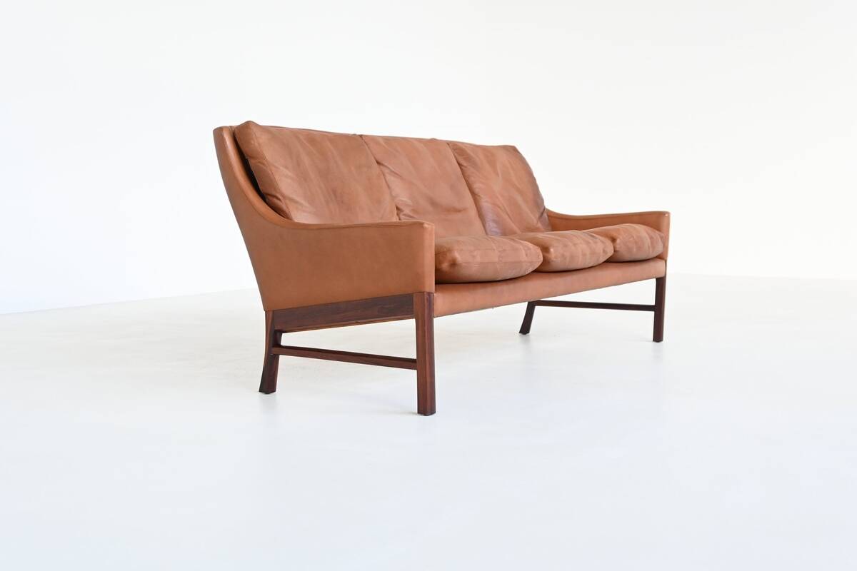 Canapé scandinave trois places en palissandre et cuir marron Danemark 1960