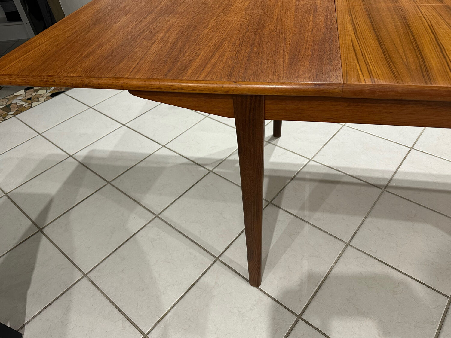 Large extendable Scandinavian table in vintage teak from the 1970s.