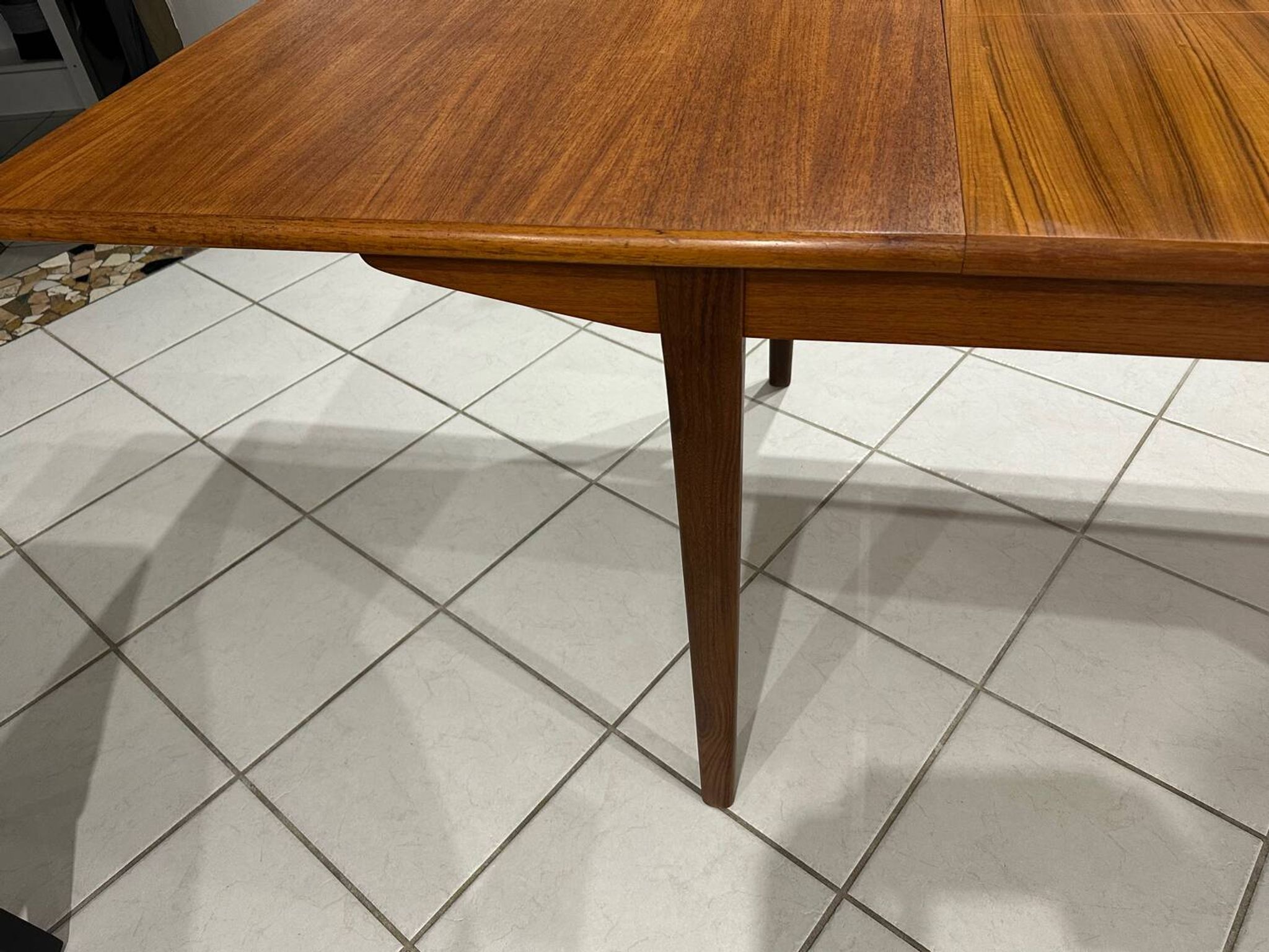 Large extendable Scandinavian table in vintage teak from the 1970s.