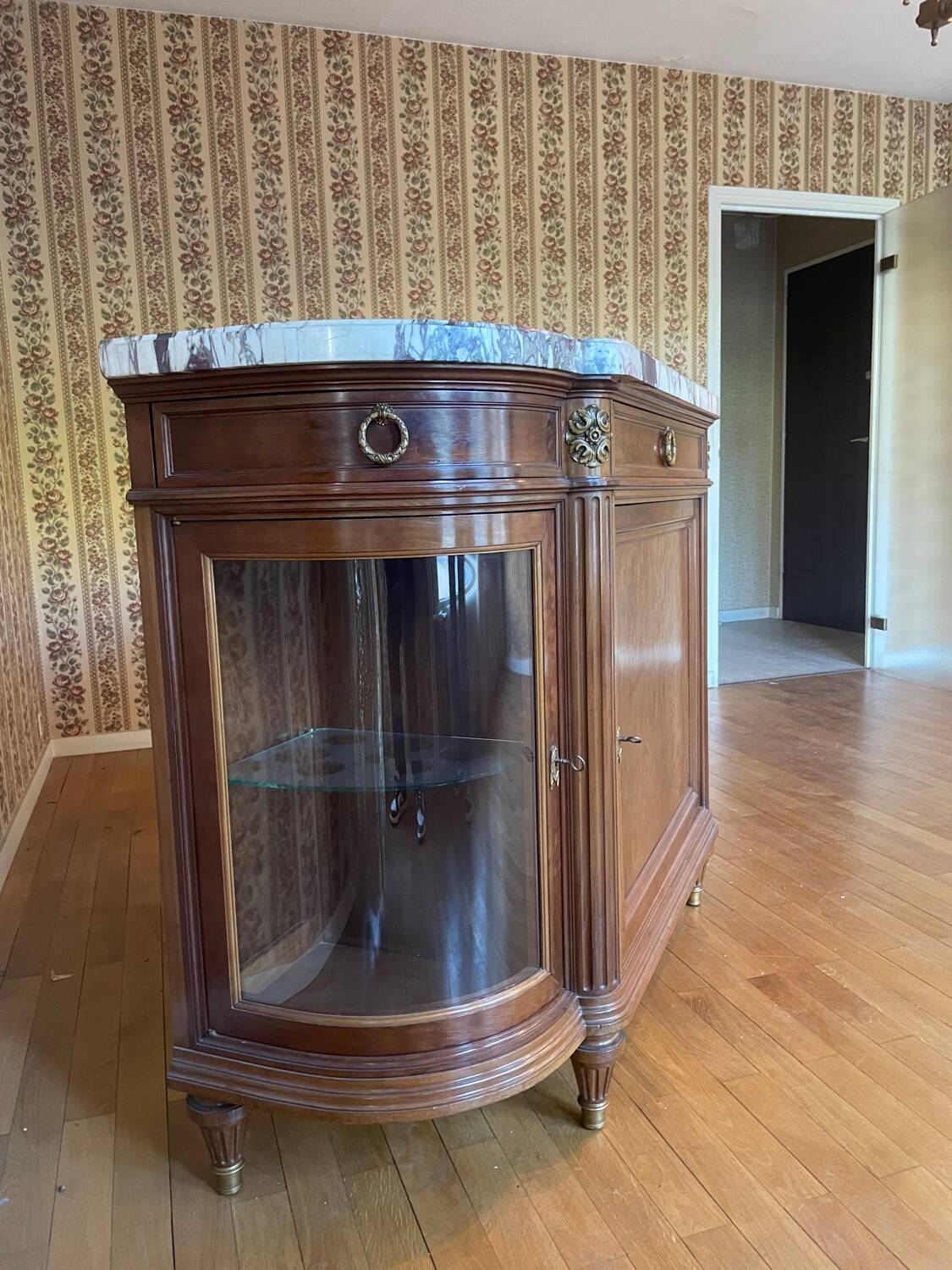 Meuble d’appui Louis XVI en bois précieux, marbre et vitrine – Haentgès Frè