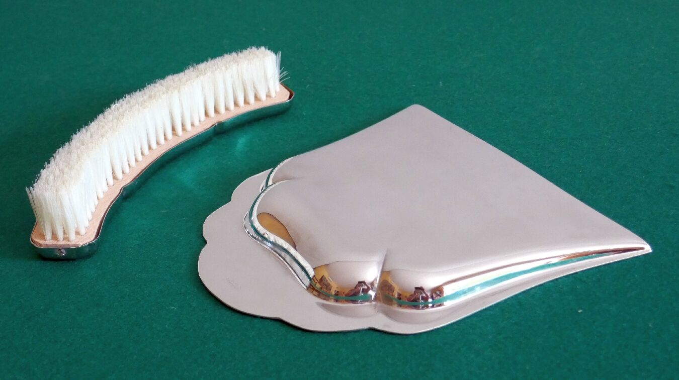 Collects stainless steel table crumbs