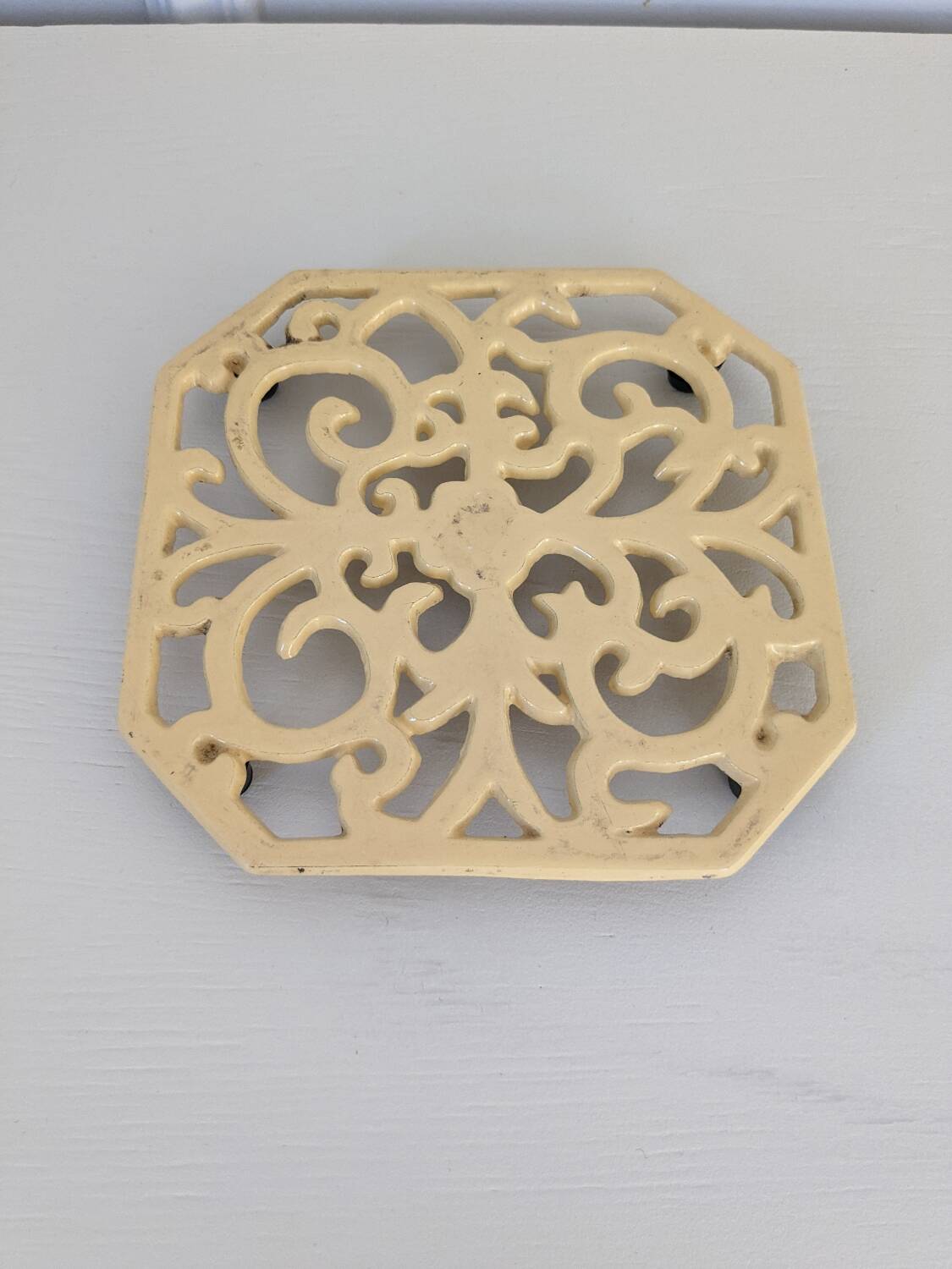 Enamelled cast iron trivet
