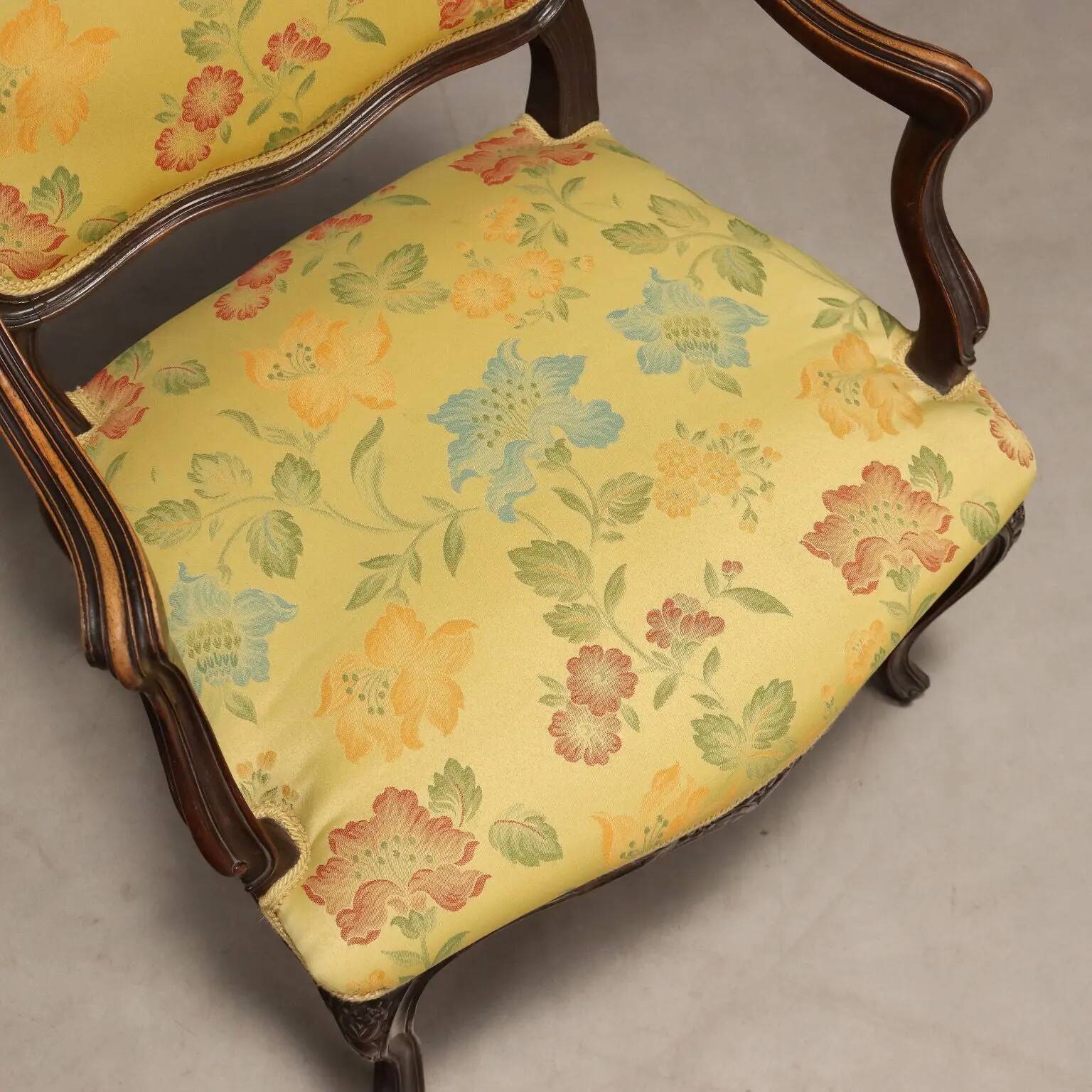 Fauteuils anciens style baroque en noyer sculpté XIX-XX siècle
