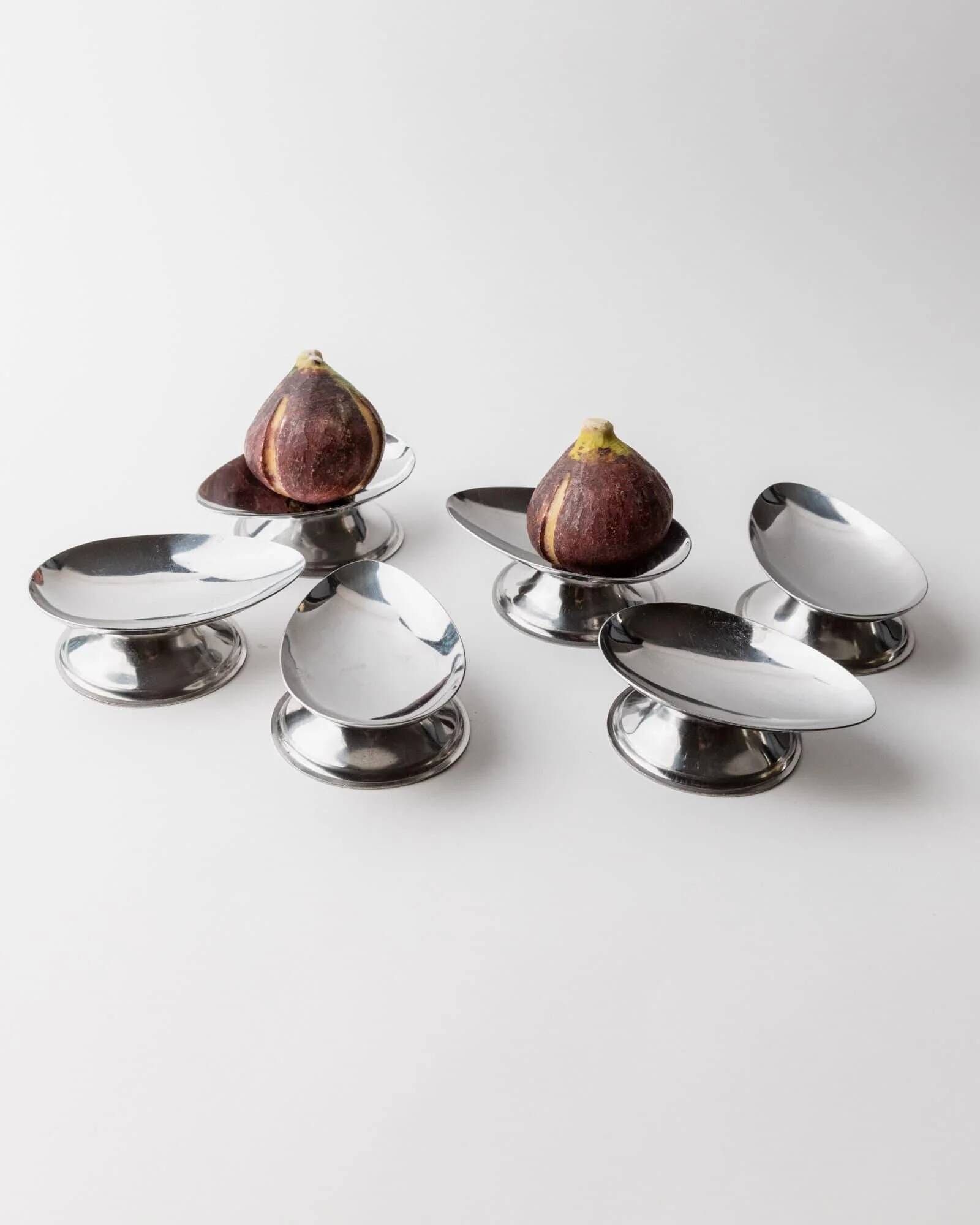 Lot of 6 vintage stainless steel bowls, 1970s, egg-shaped design.