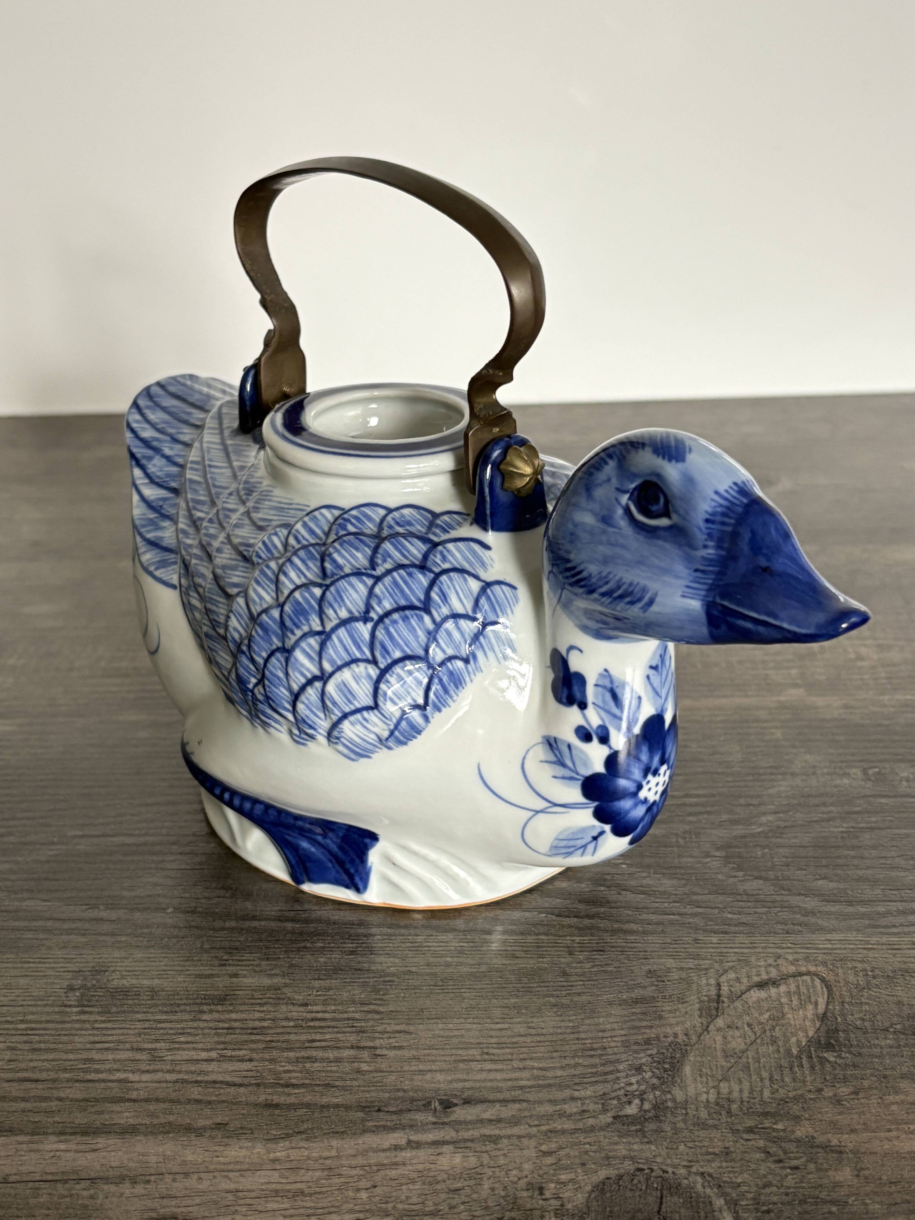 Théière ancienne zoomorphe en porcelaine de Chine