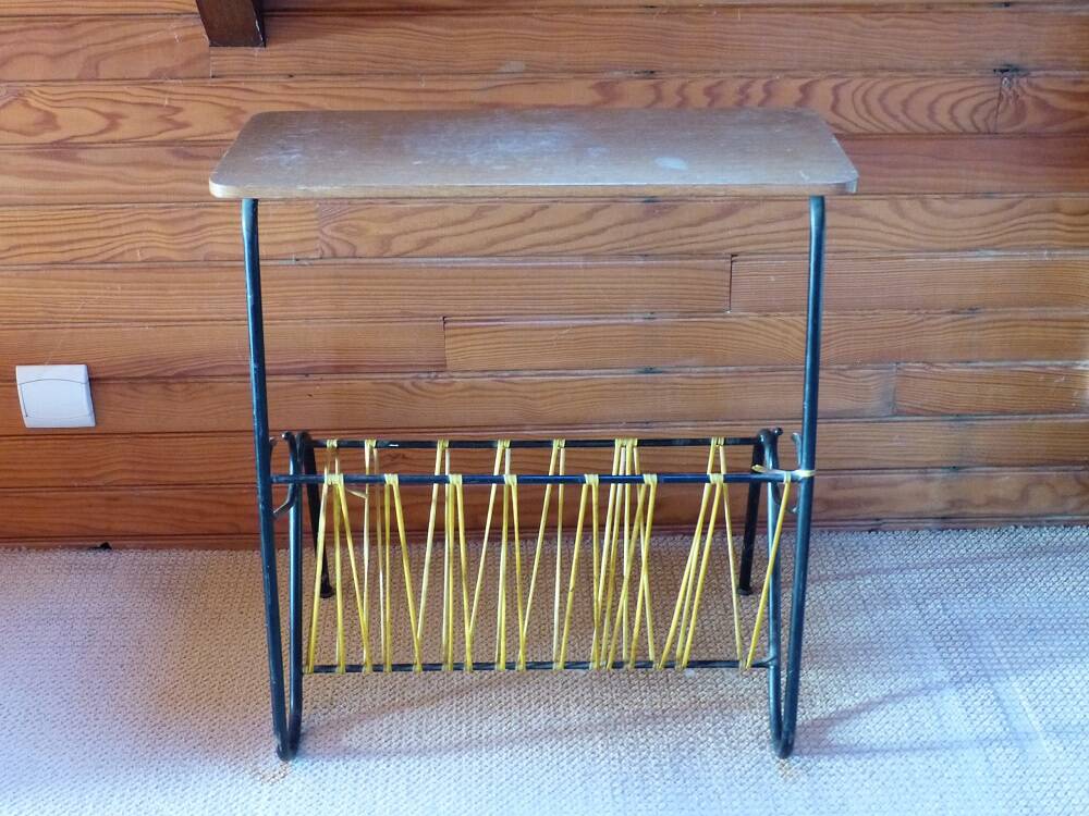 Vintage scoubidou magazine rack